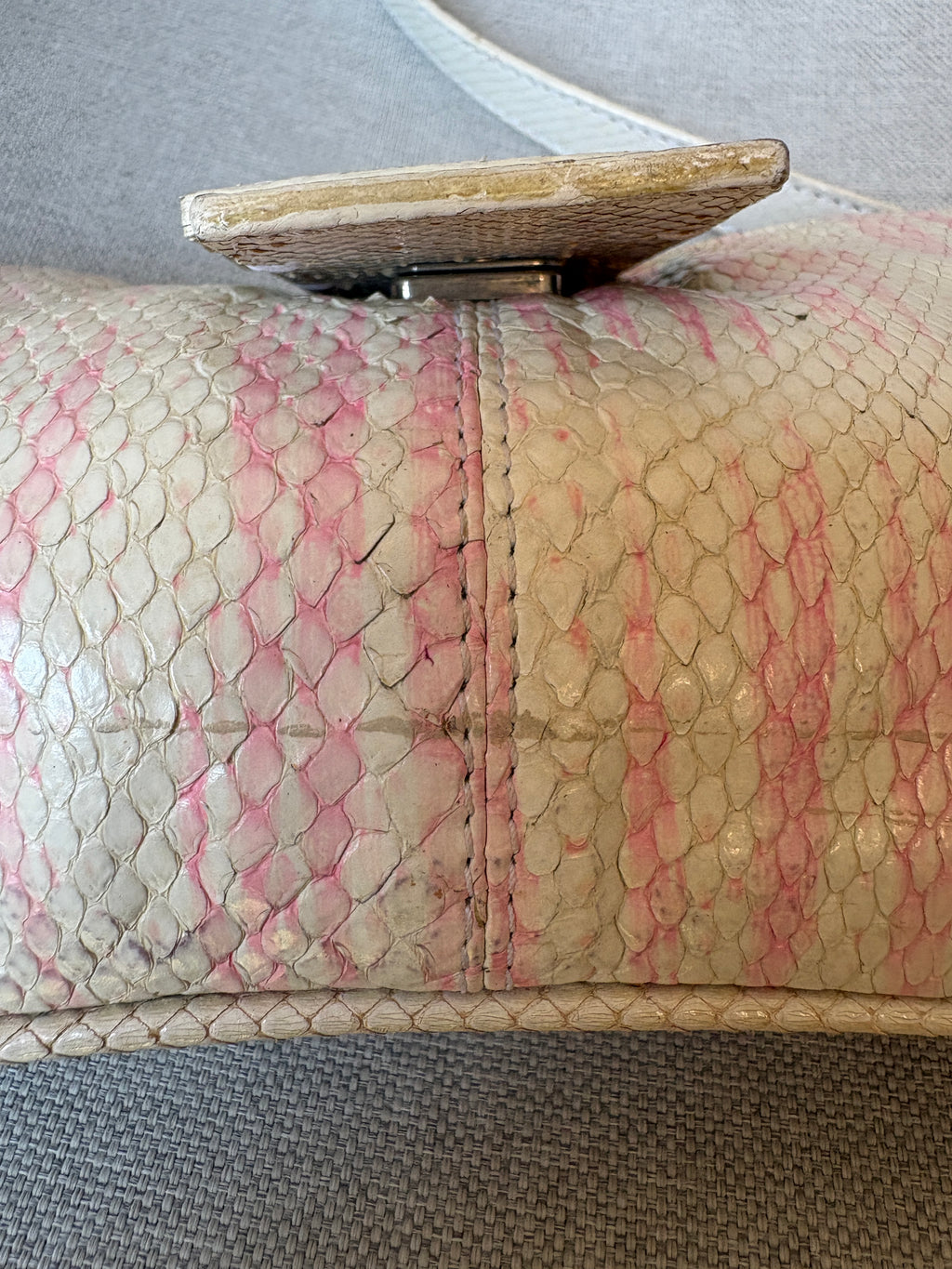 Fendi borsa a spalla in pitone sfumato