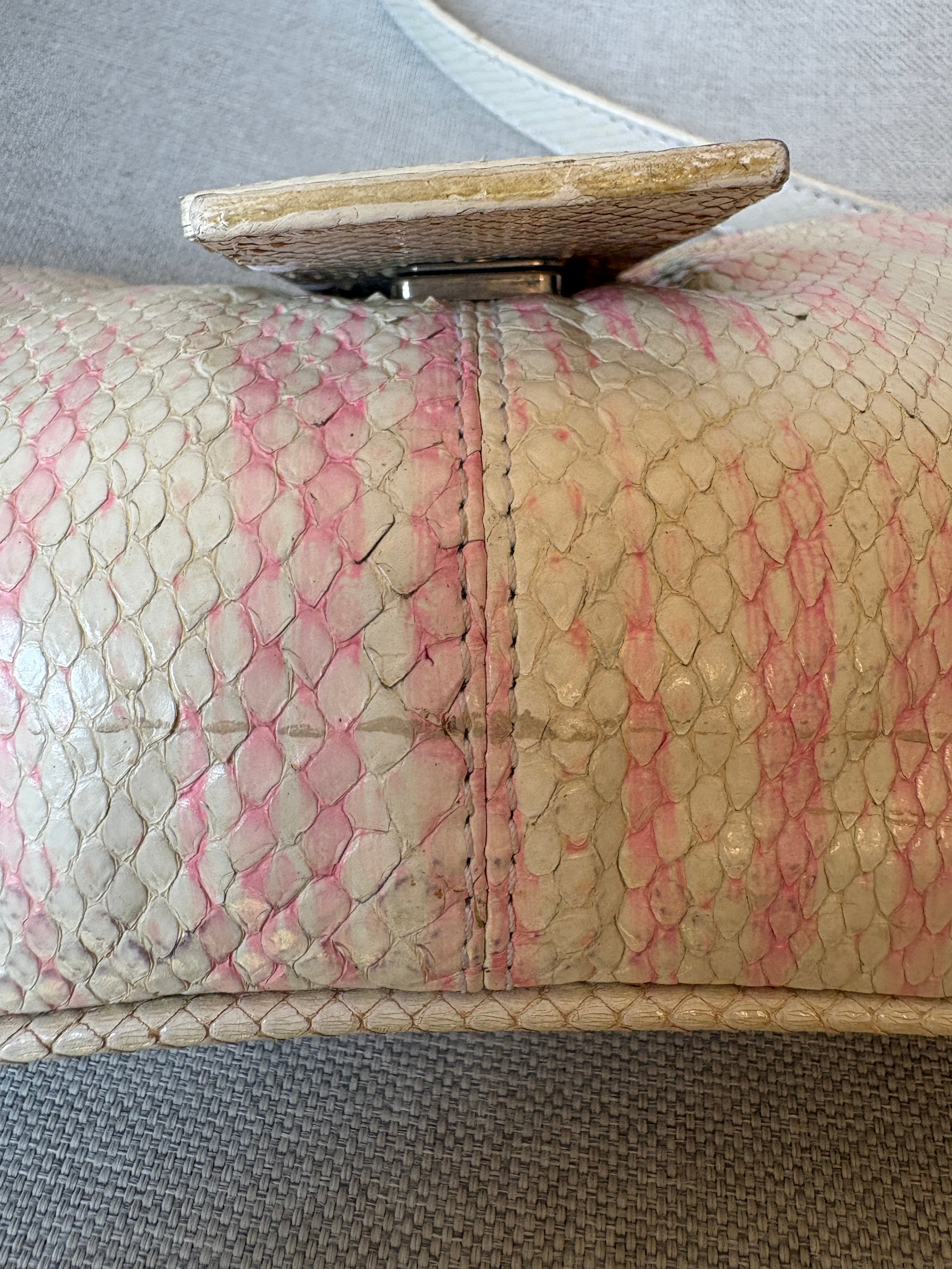 Fendi borsa a spalla in pitone sfumato