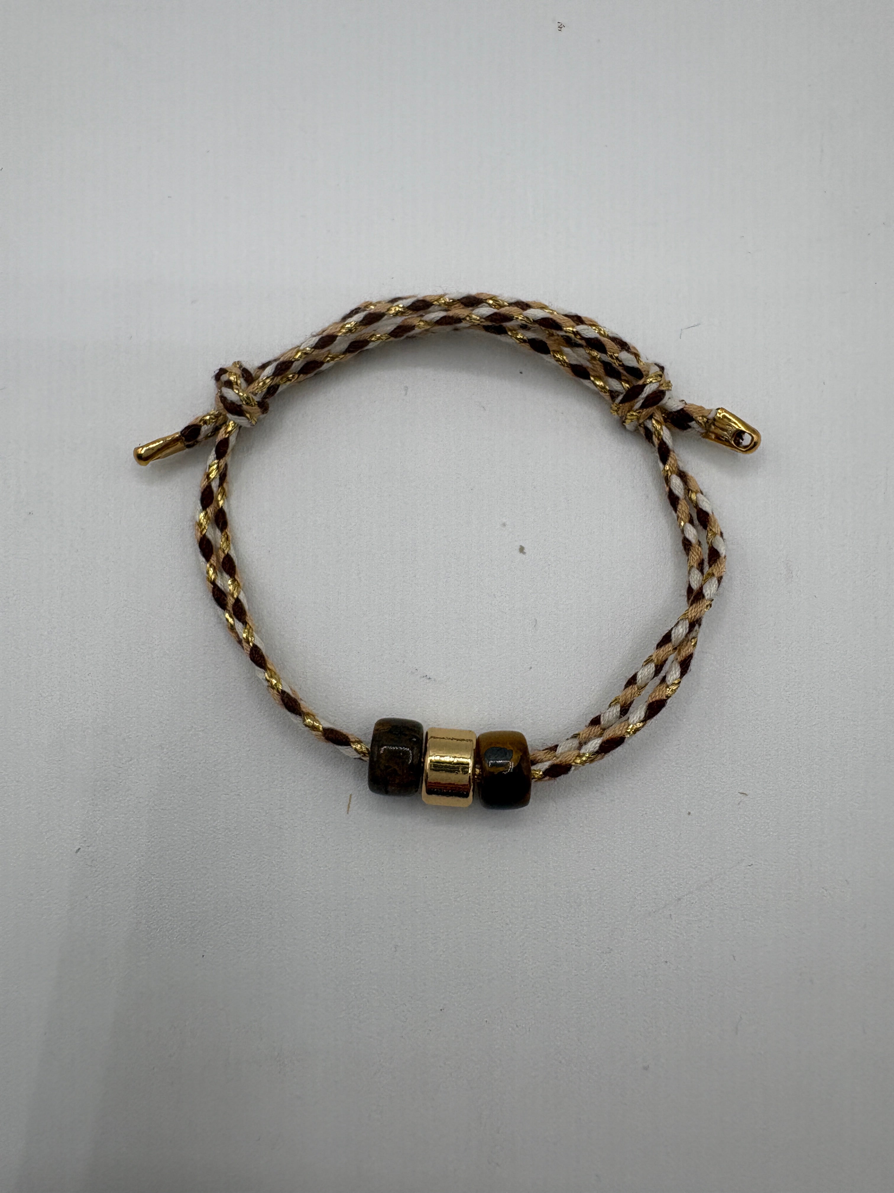 Bracciale beads occhio di tigre con beads dorato centrale