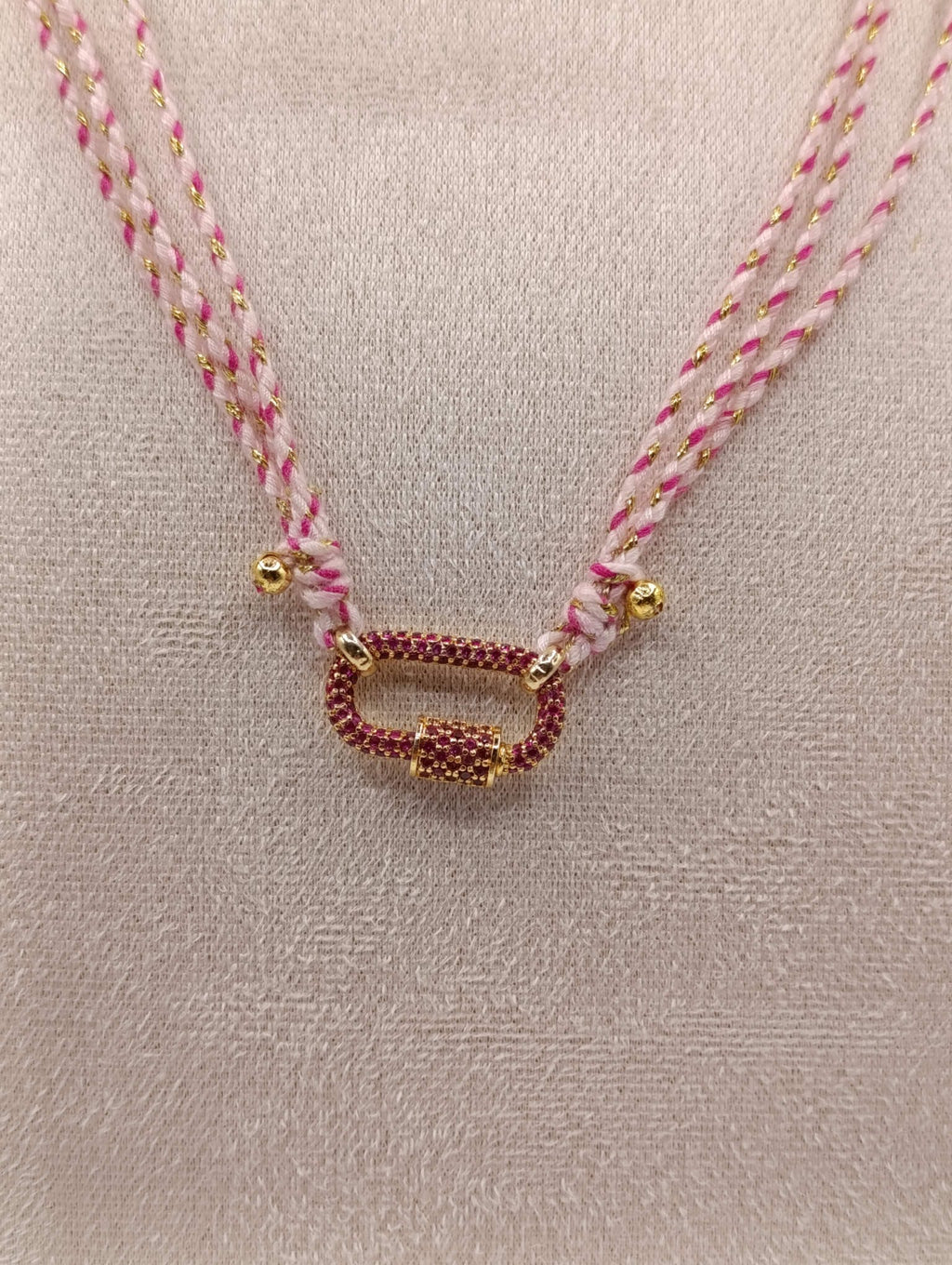 Collana con moschettone e filo colorato