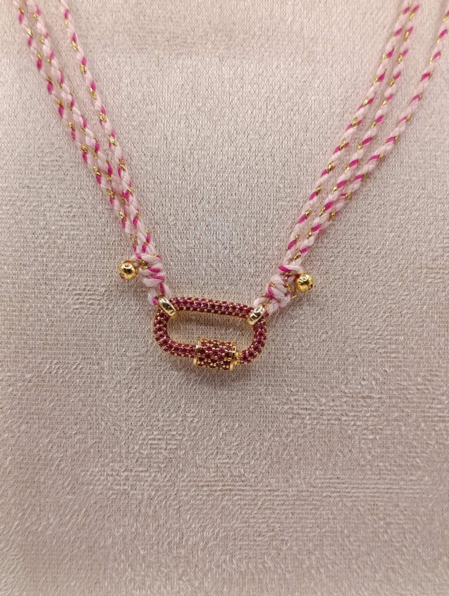 Collana con moschettone e filo colorato