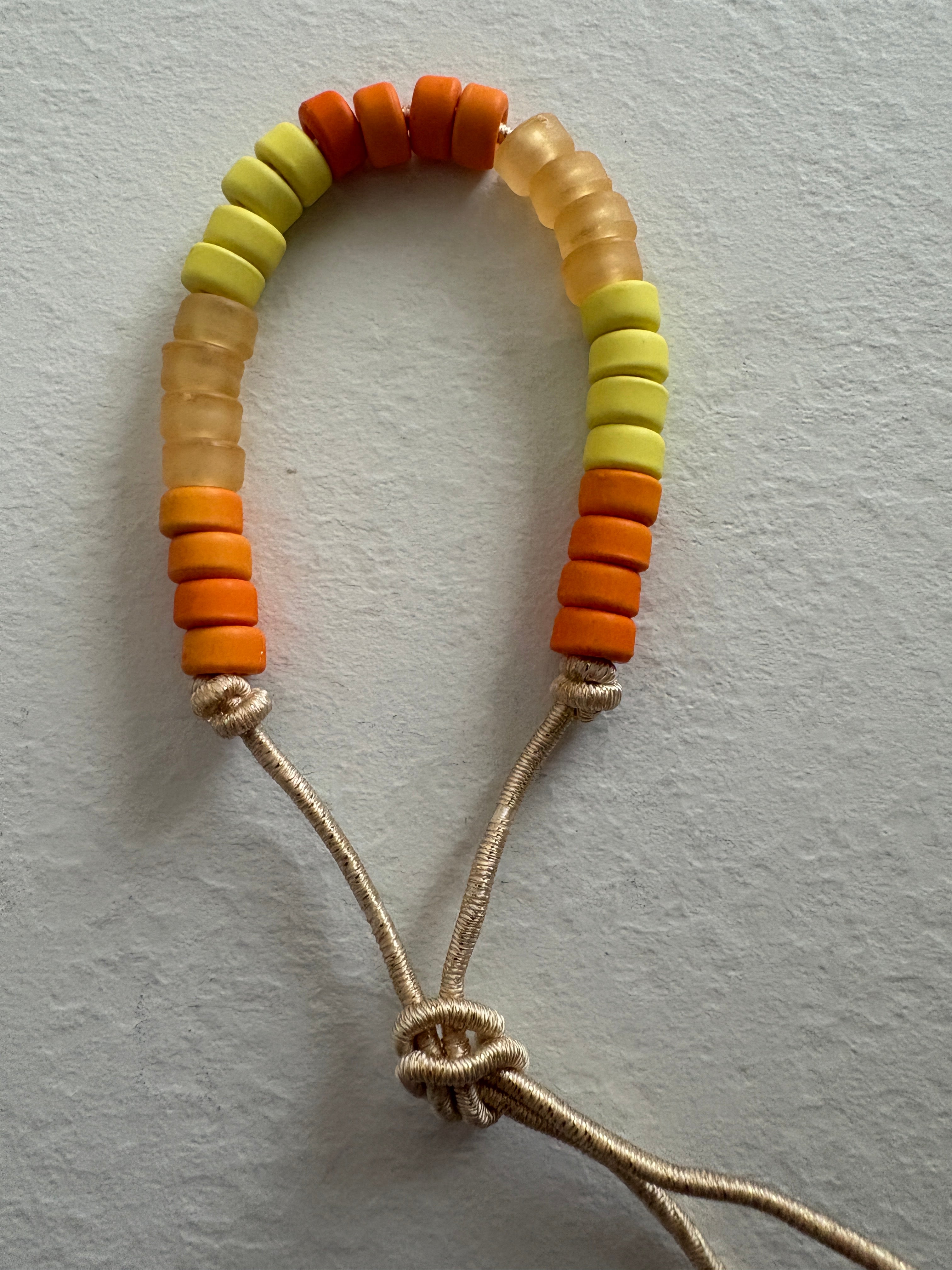 Bracciale con beads colorati