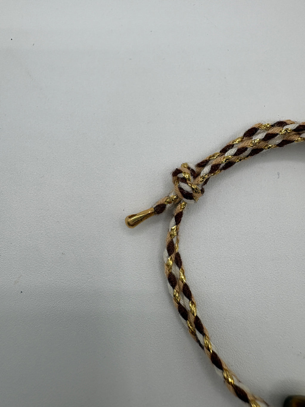 Bracciale beads occhio di tigre con beads dorato centrale