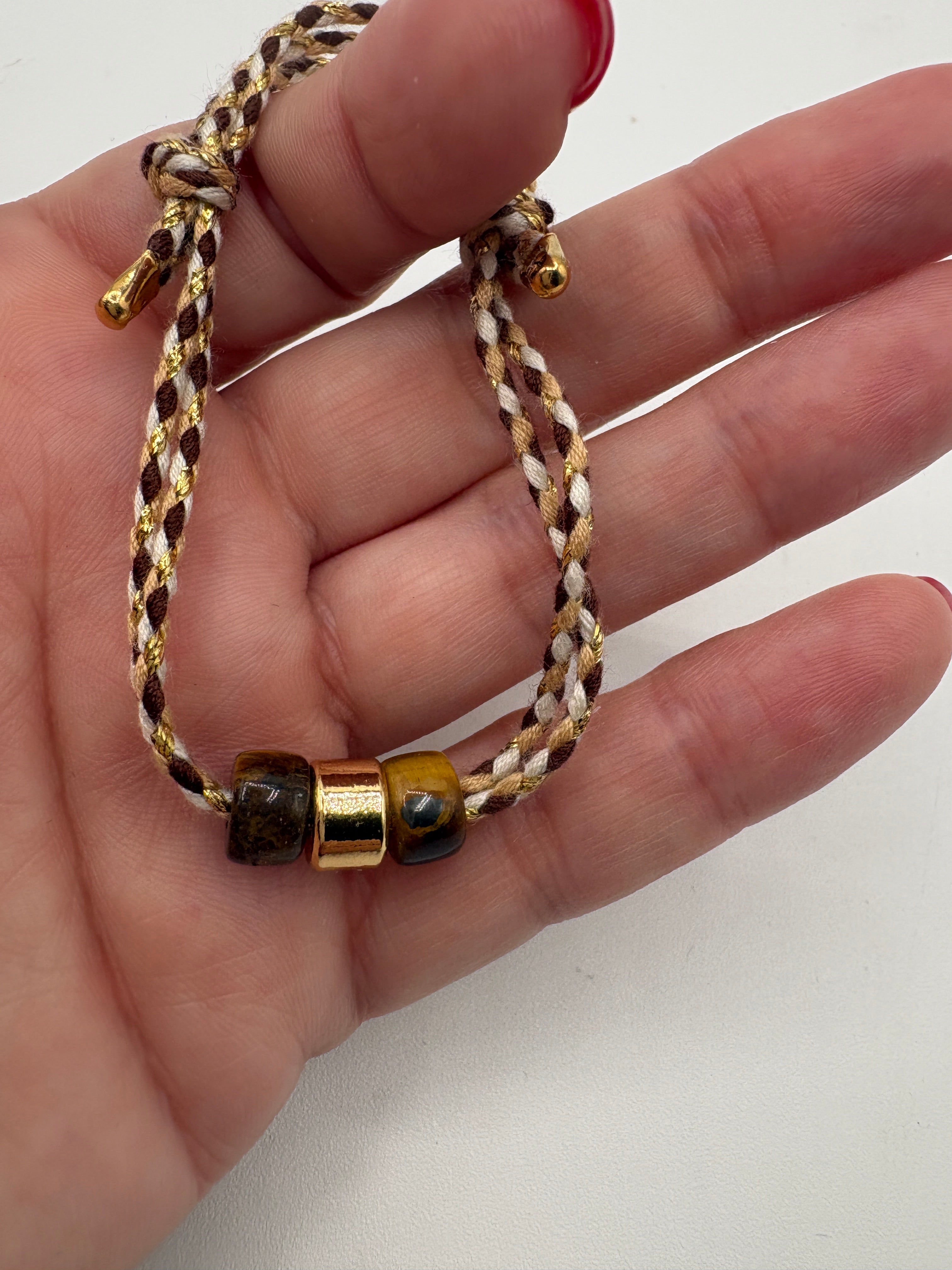 Bracciale beads occhio di tigre con beads dorato centrale