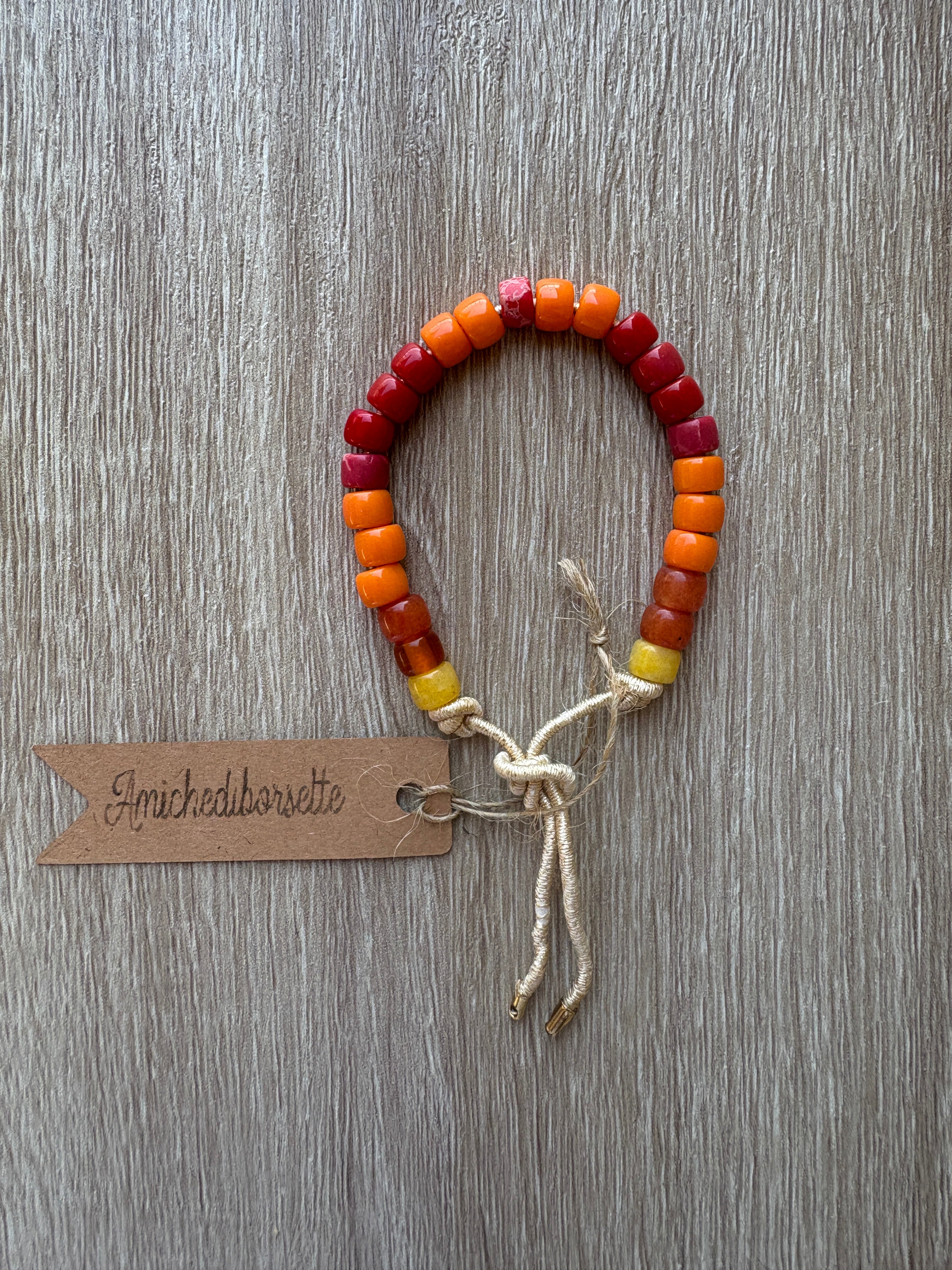 Bracciale con beads colorati