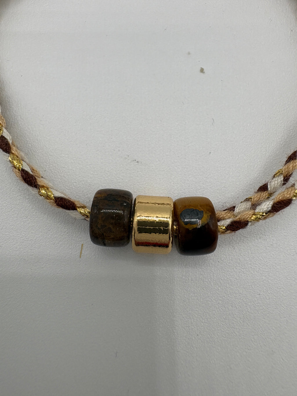 Bracciale beads occhio di tigre con beads dorato centrale