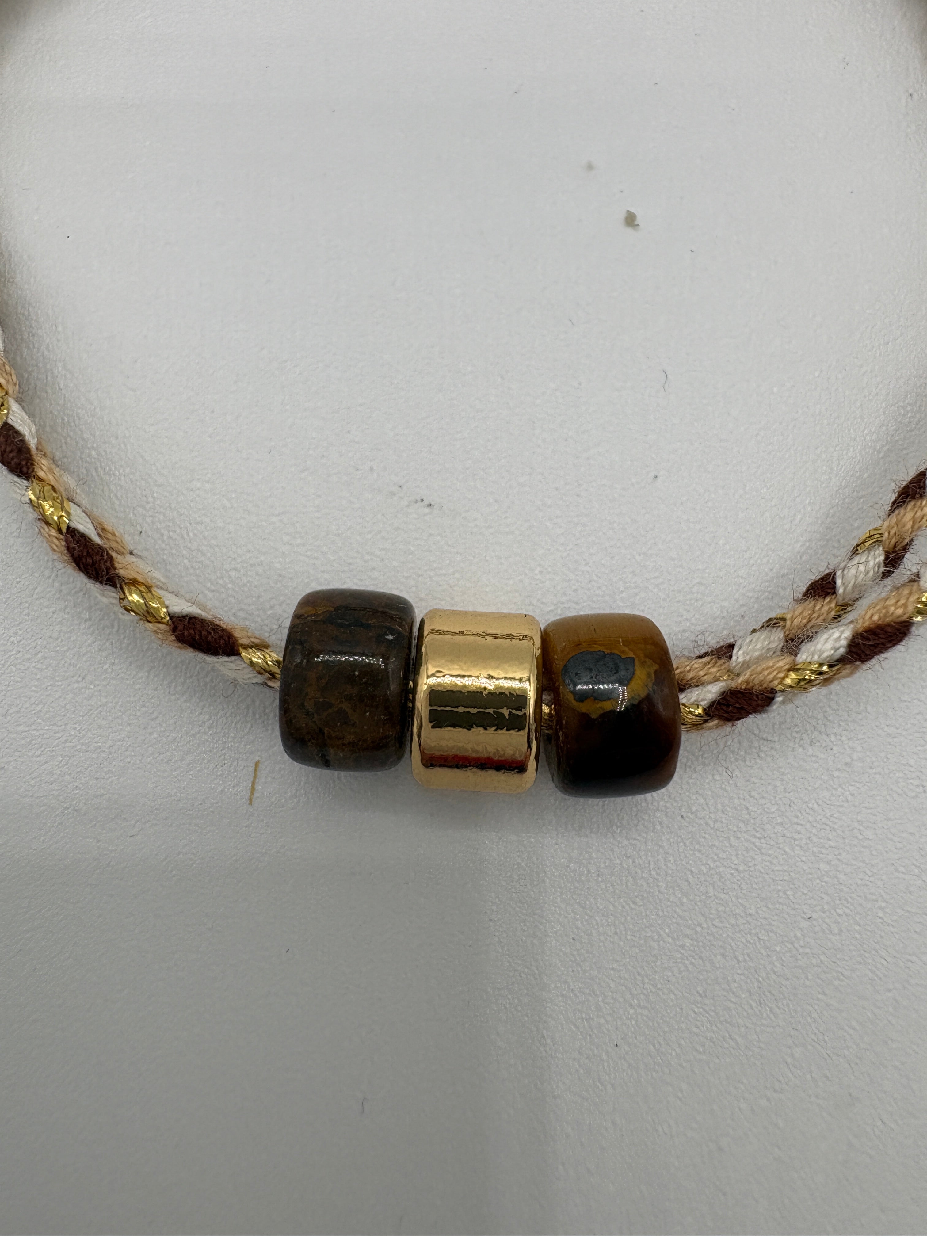 Bracciale beads occhio di tigre con beads dorato centrale
