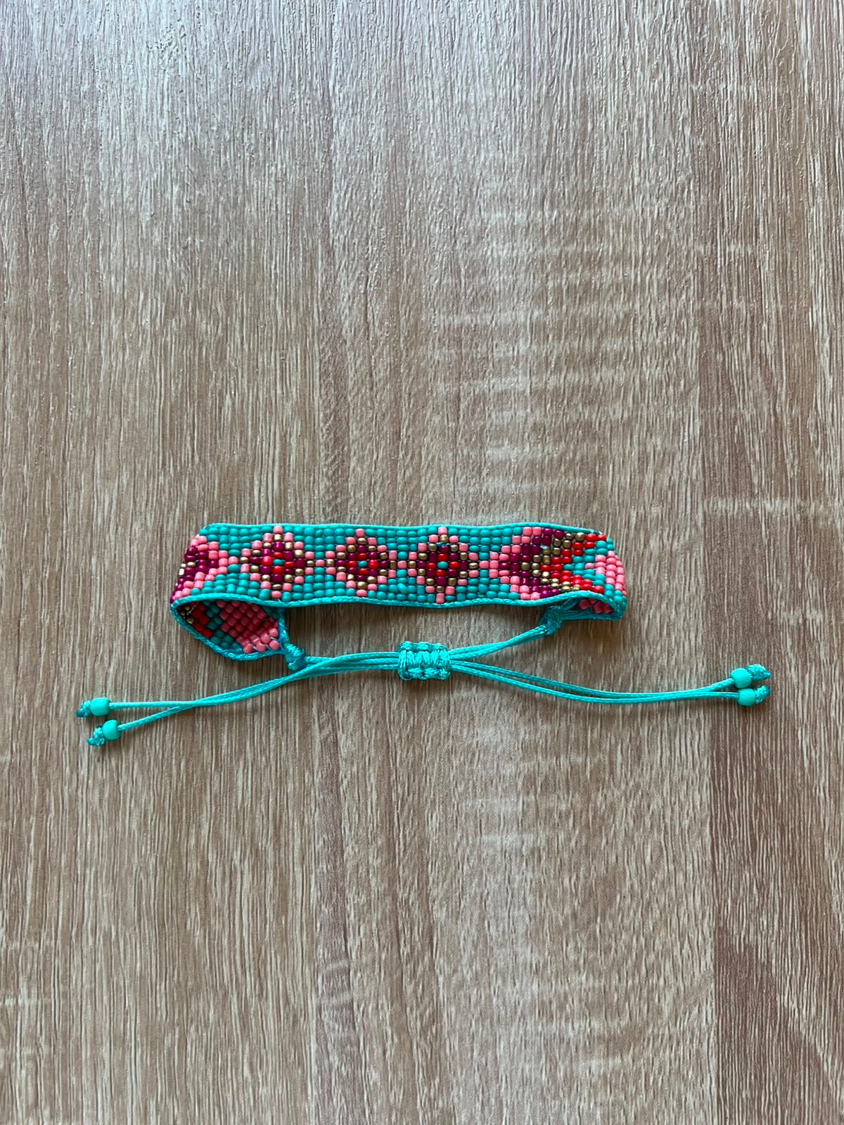 Bracciale perline ricamato
