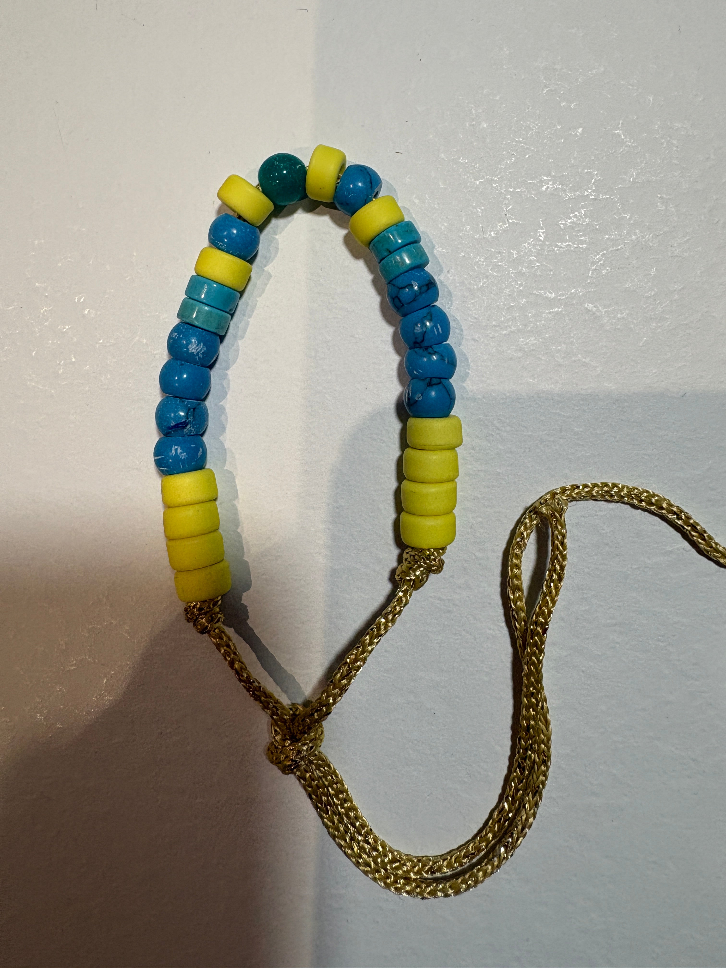 Bracciale con beads colorati