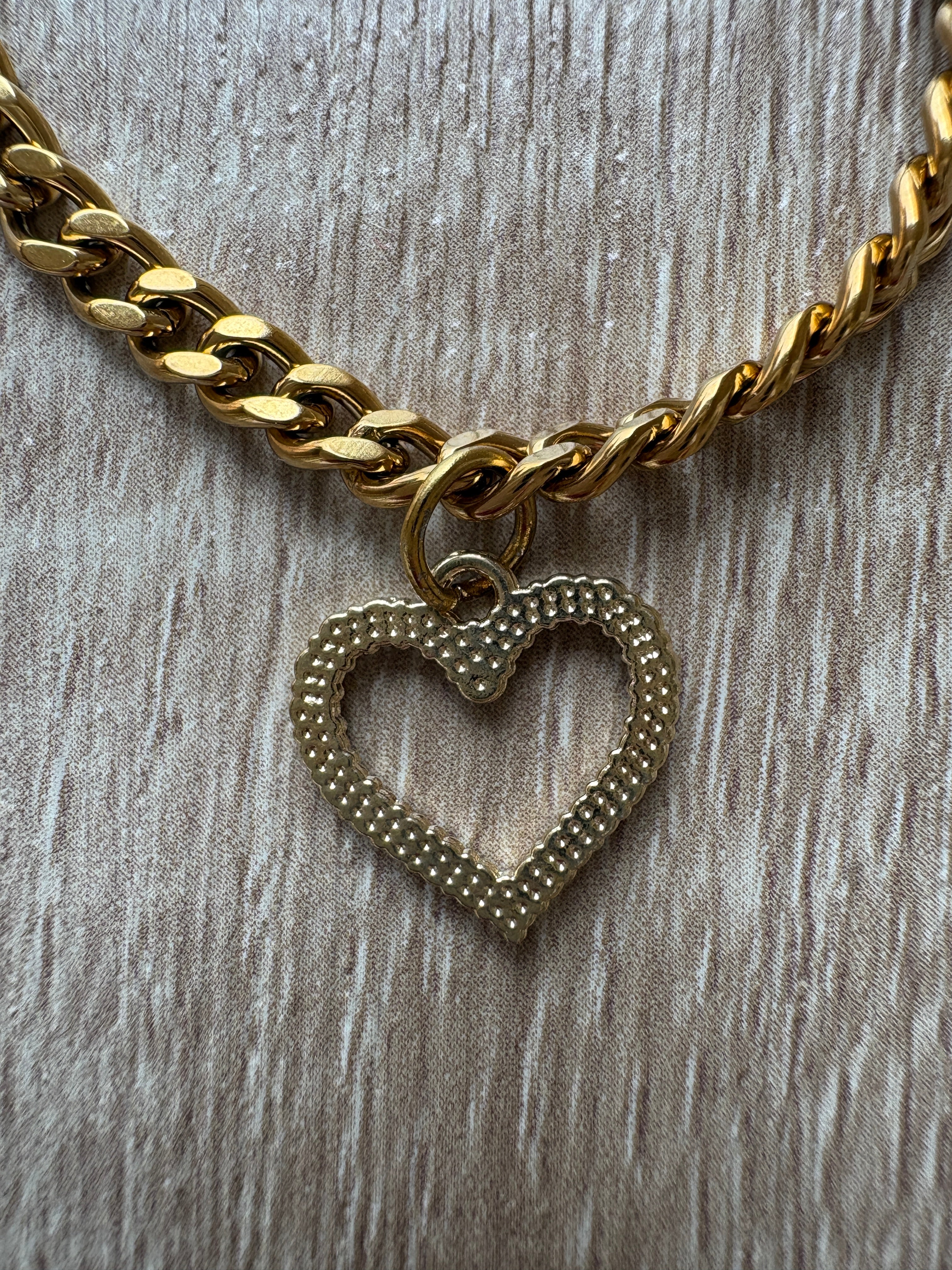 Bracciale in acciaio con cuore di strass