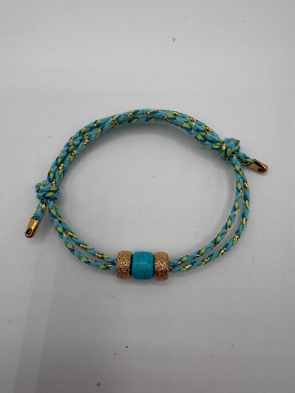 Bracciale con beads dorati e turchese