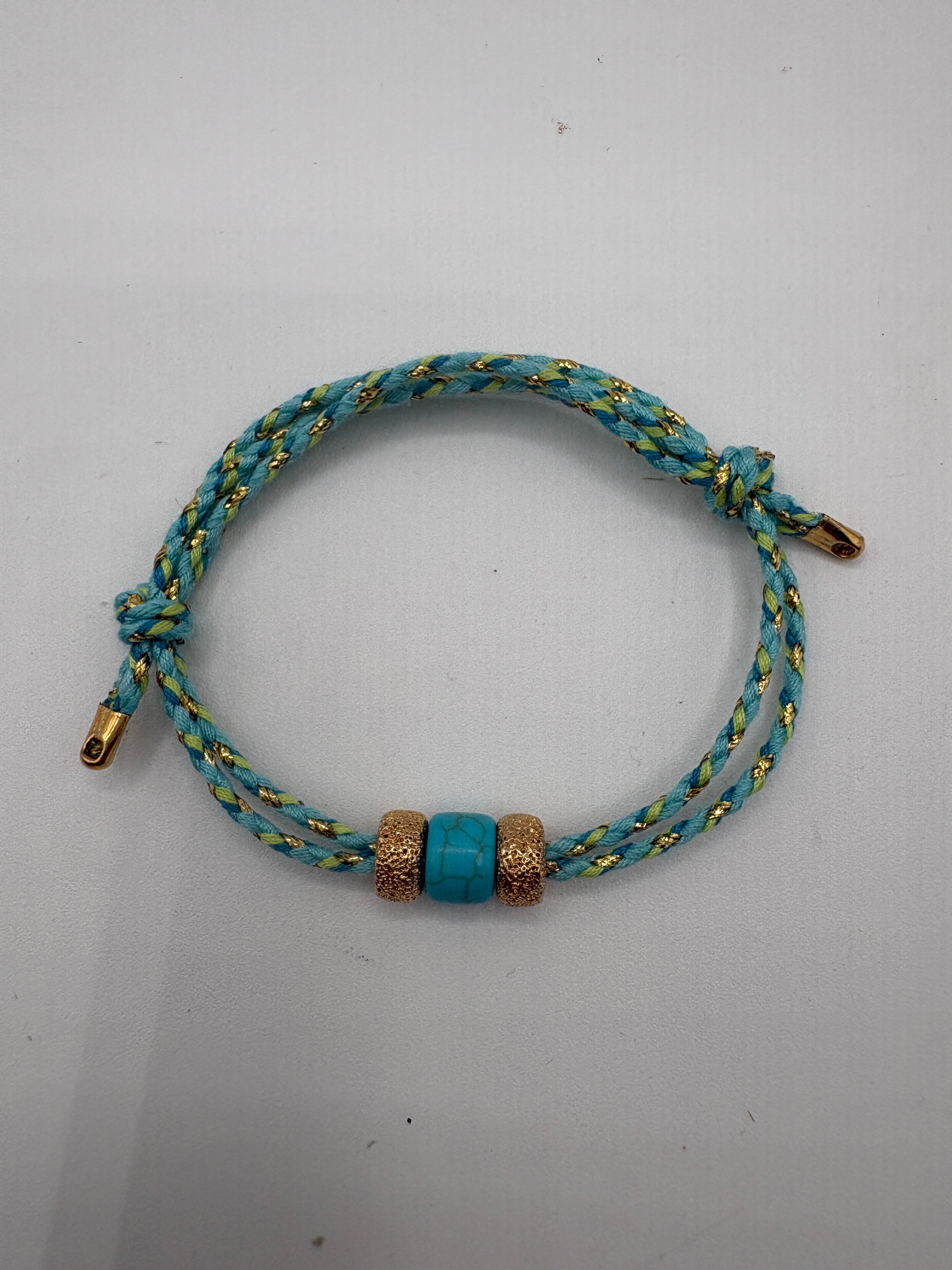 Bracciale con beads dorati e turchese