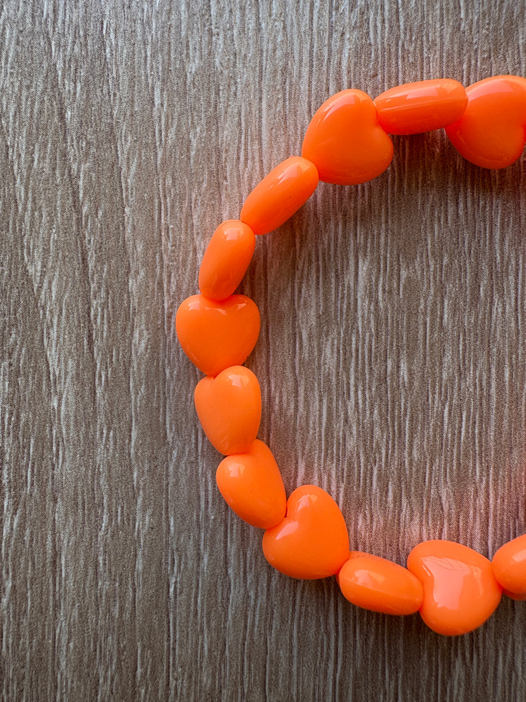 Bracciale cuore arancio fluo