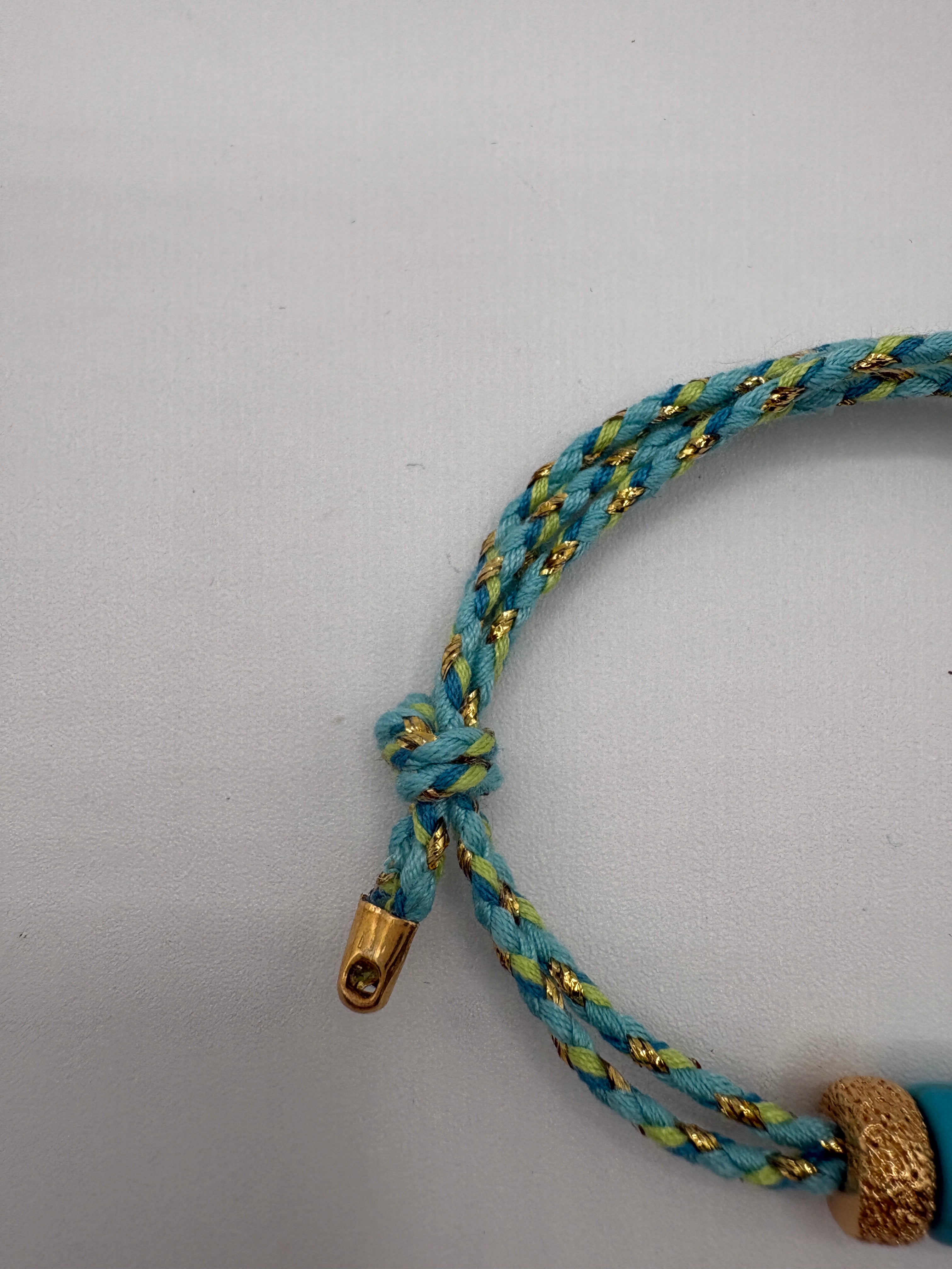 Bracciale con beads dorati e turchese