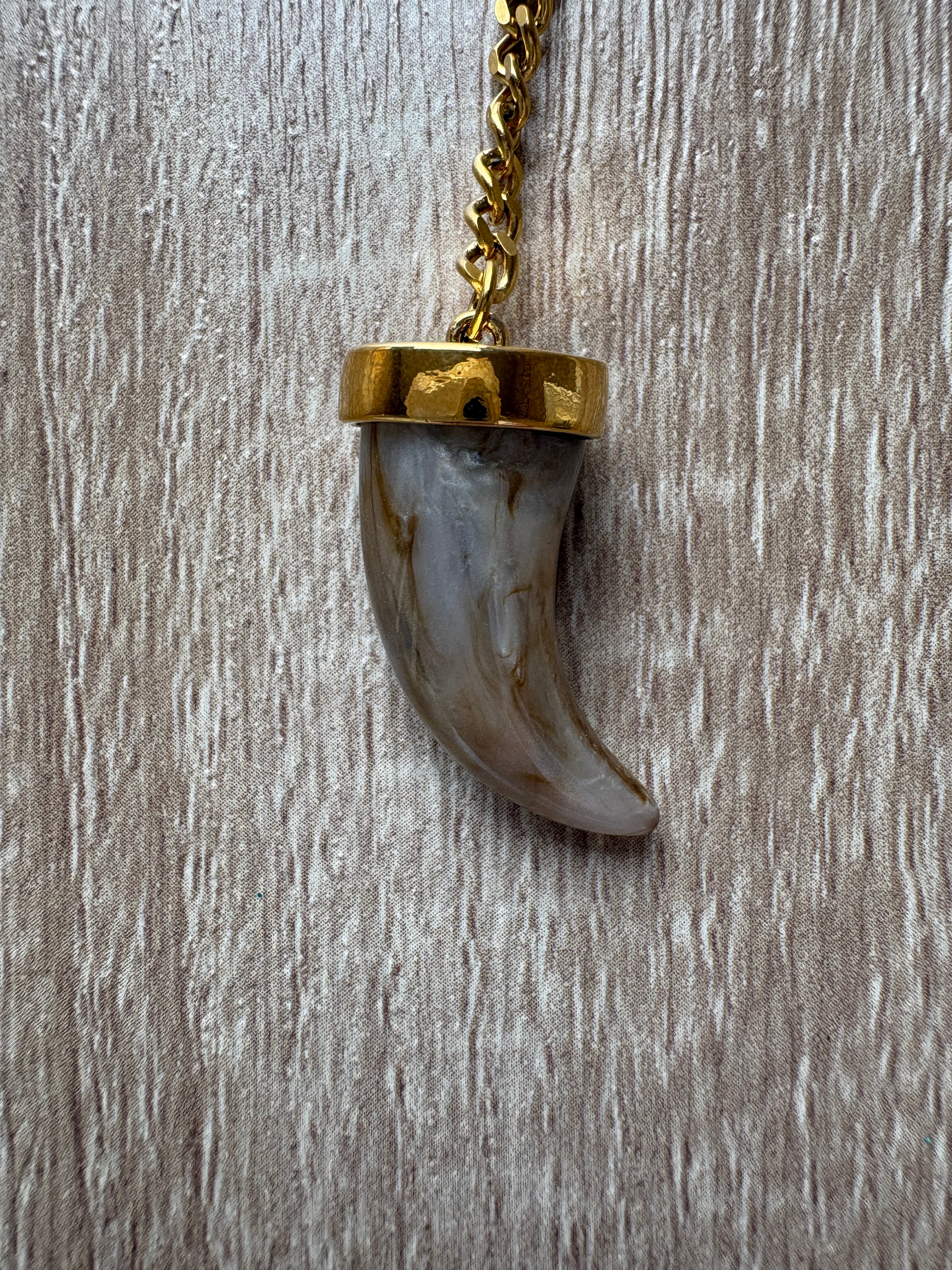 Collana corno in acciaio dorato