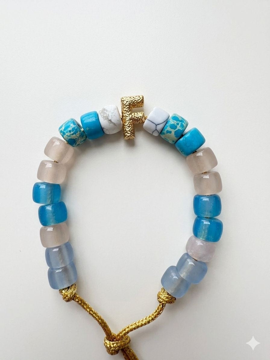 Bracciale beads colorati con iniziale