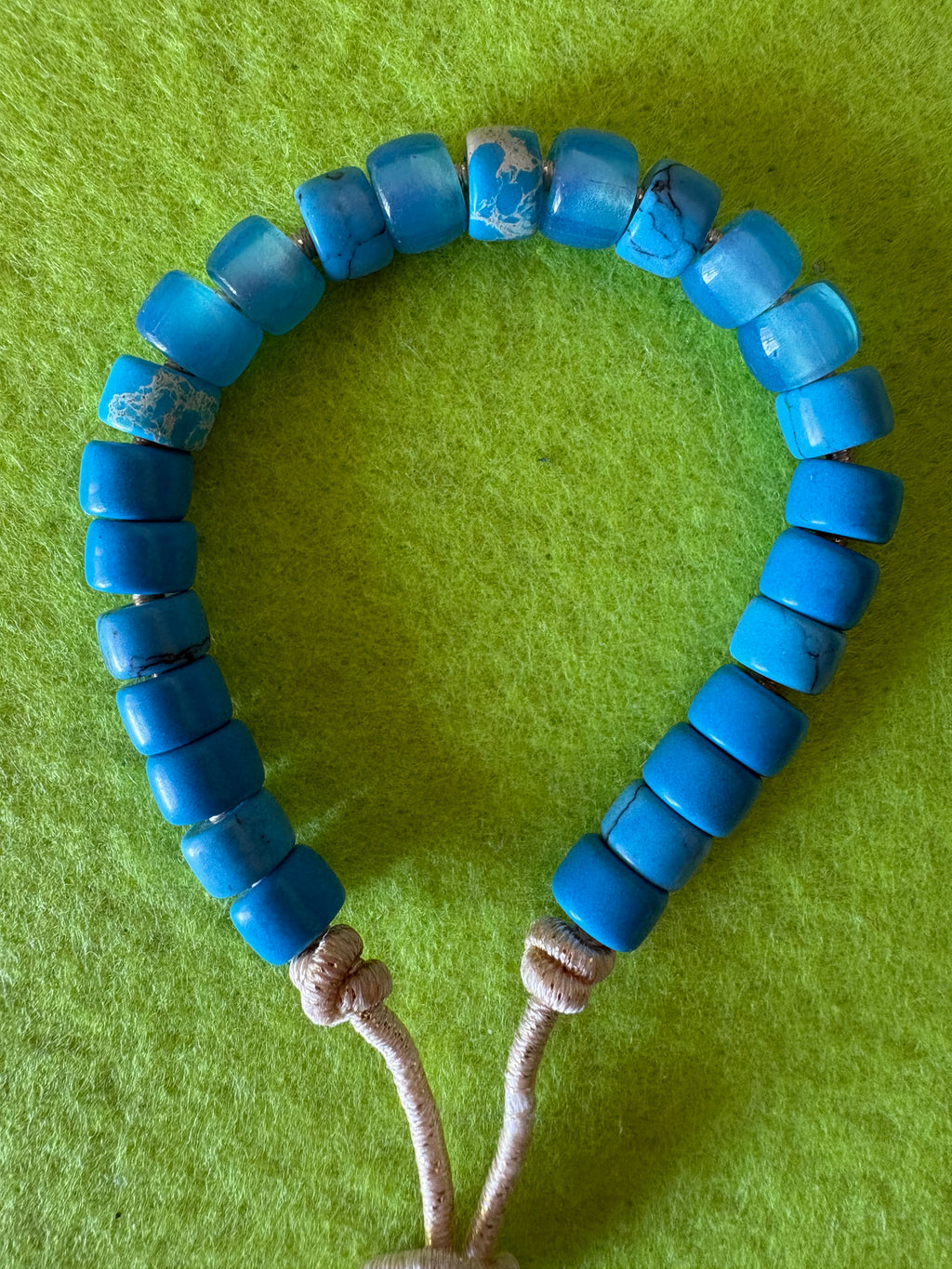 Bracciale con beads colorati