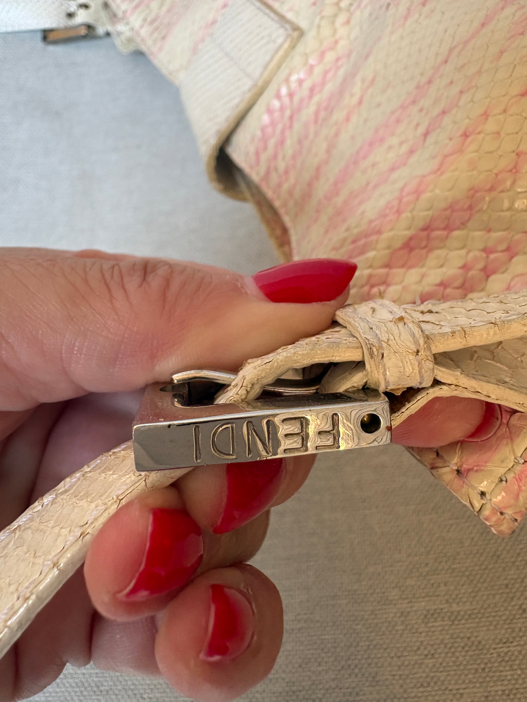 Fendi borsa a spalla in pitone sfumato