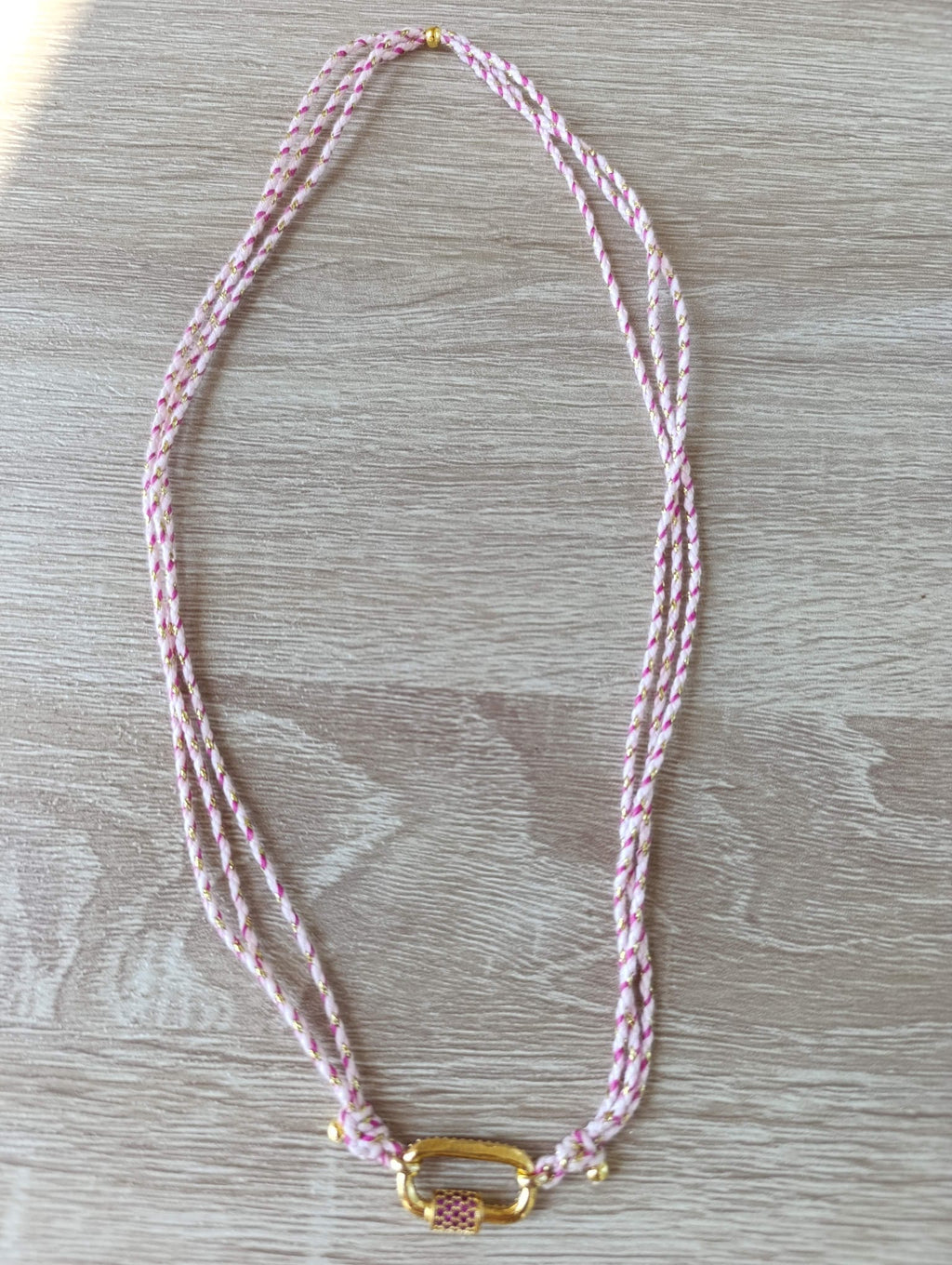 Collana con moschettone e filo colorato