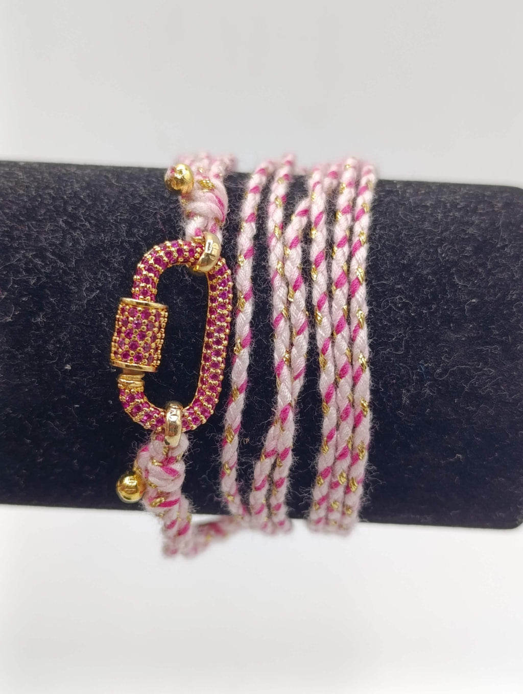 Collana con moschettone e filo colorato