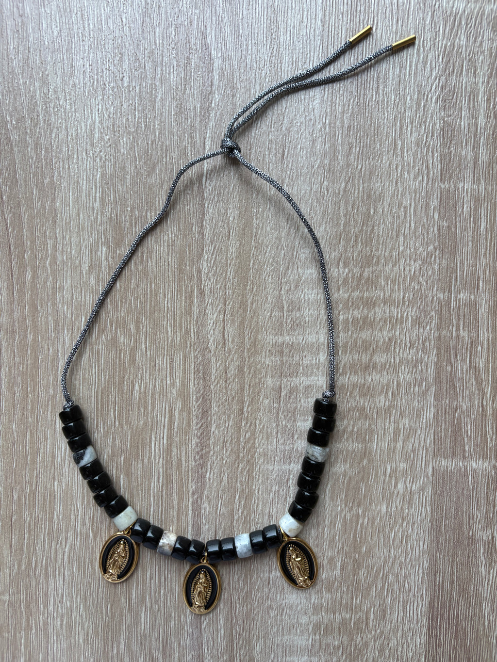 Collana beads e madonnine