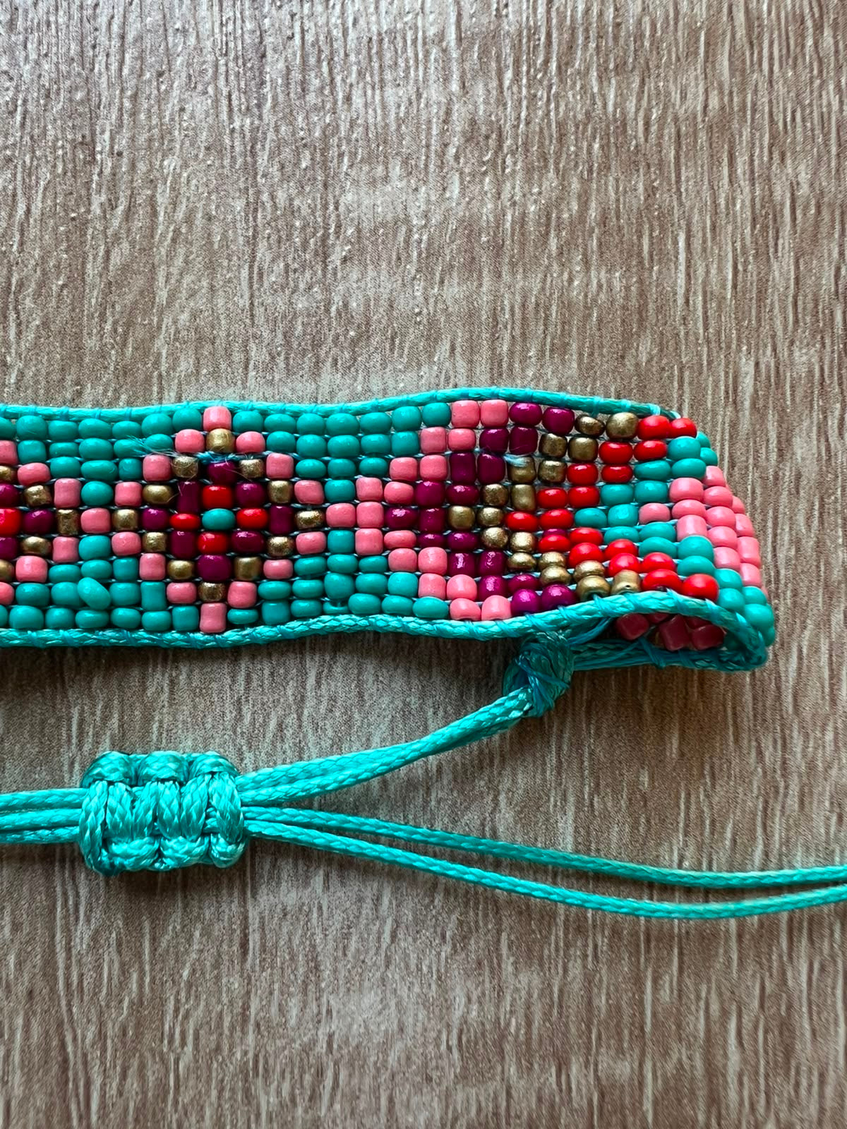 Bracciale perline ricamato
