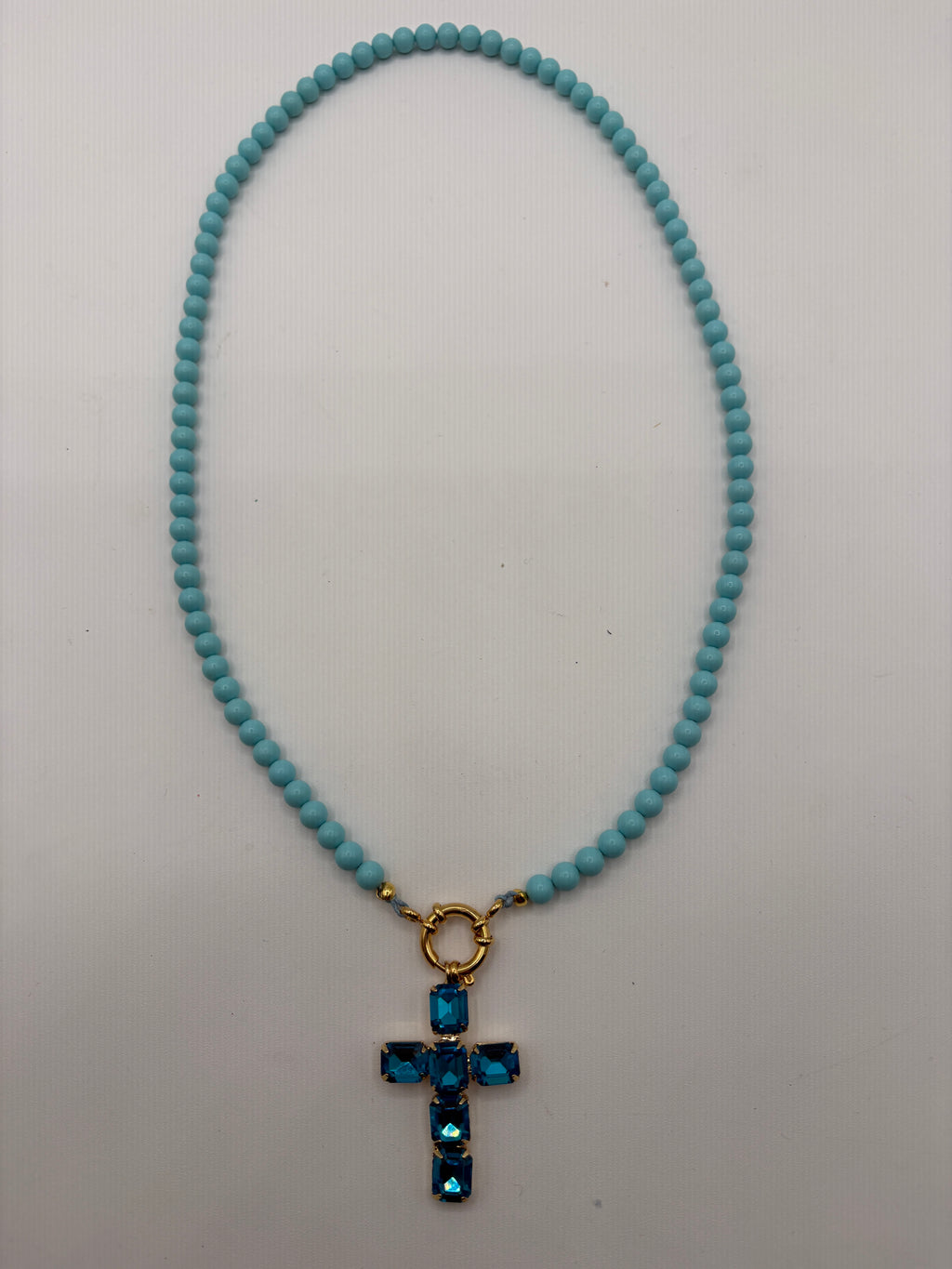 Collana in pasta di turchese con ciondolo a croce di strass