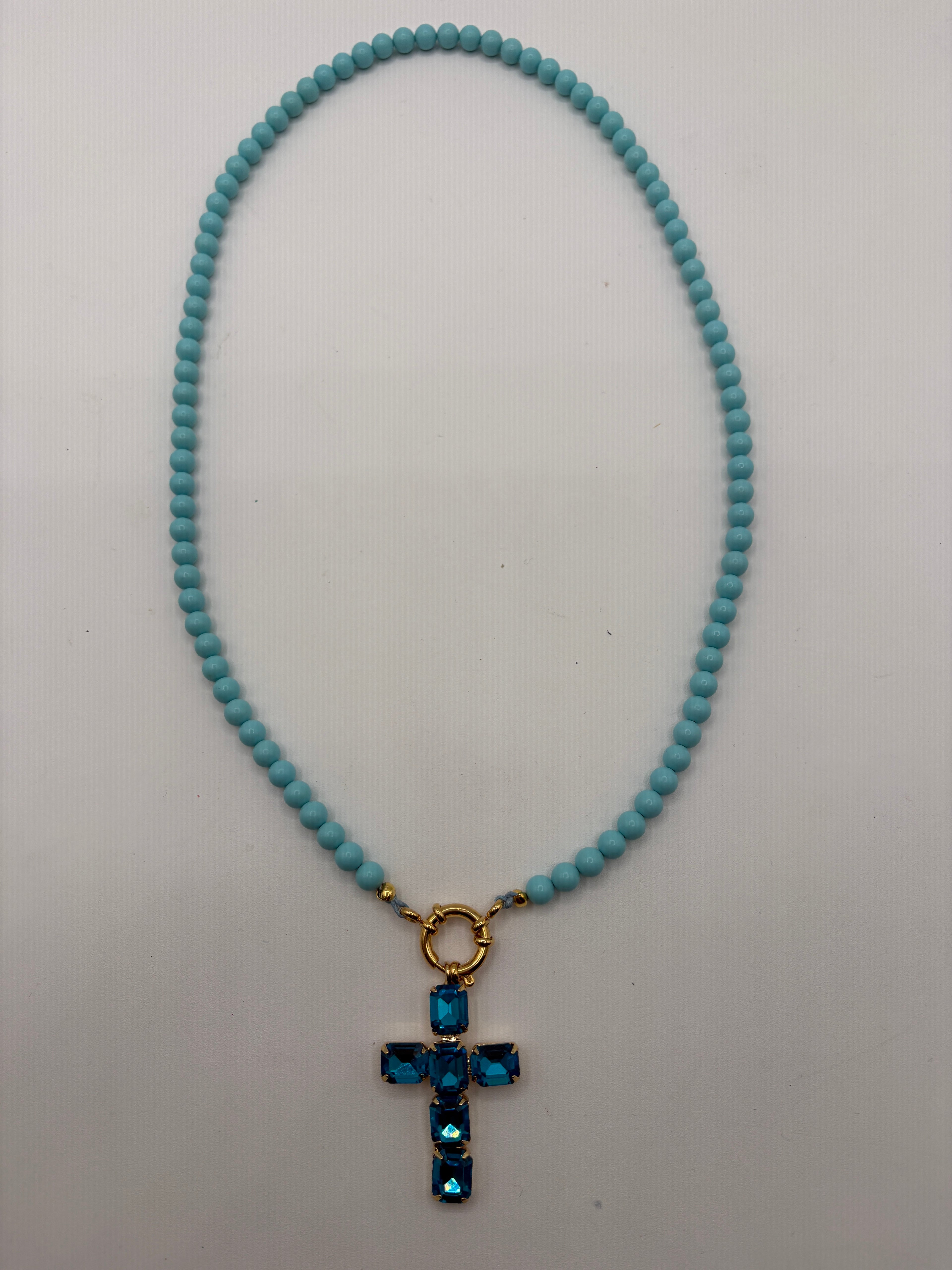 Collana in pasta di turchese con ciondolo a croce di strass