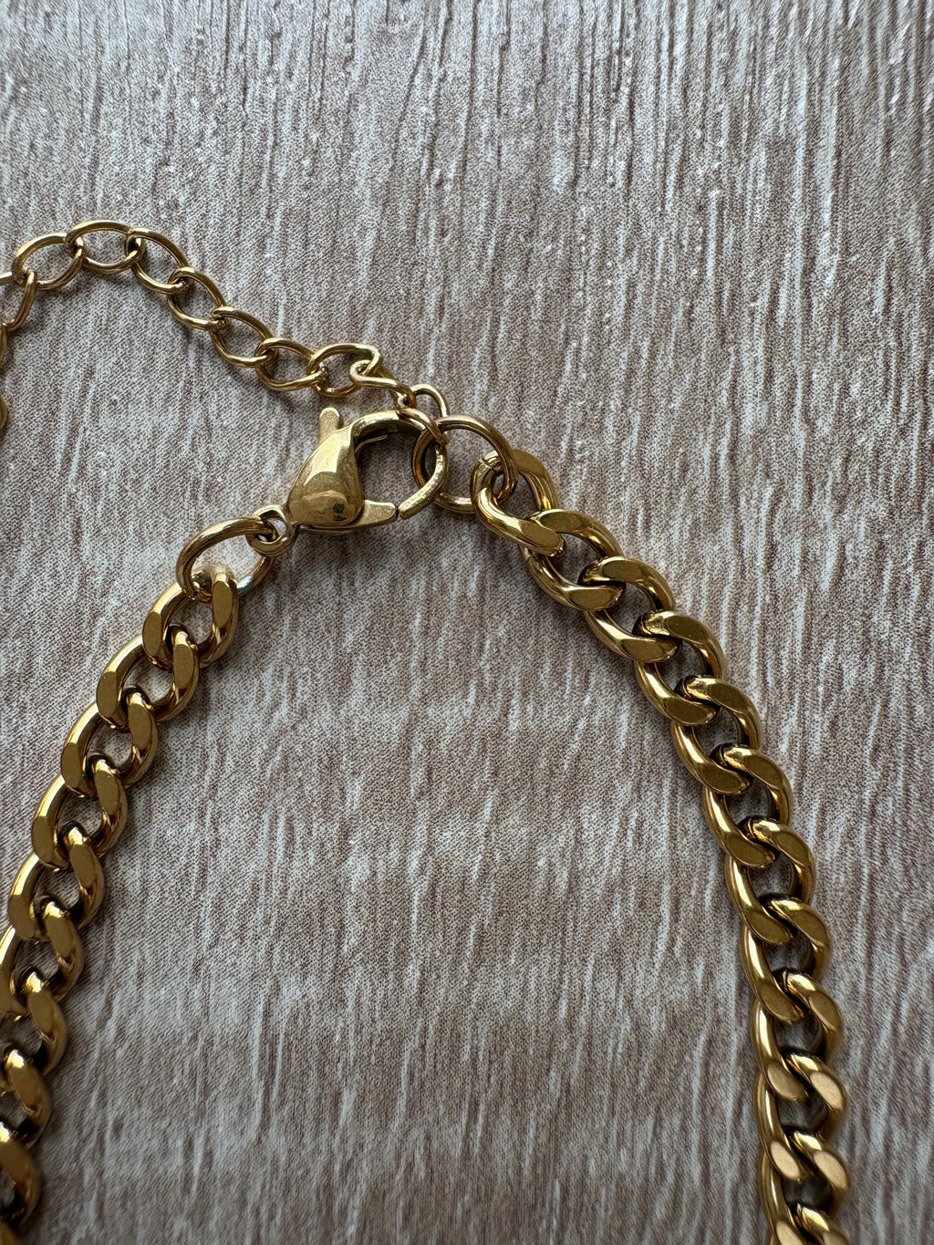 Bracciale in acciaio con cuore di strass