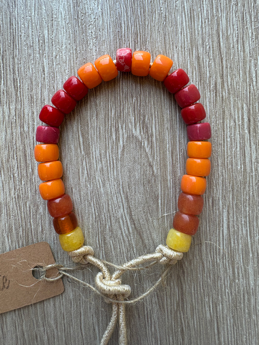 Bracciale con beads colorati