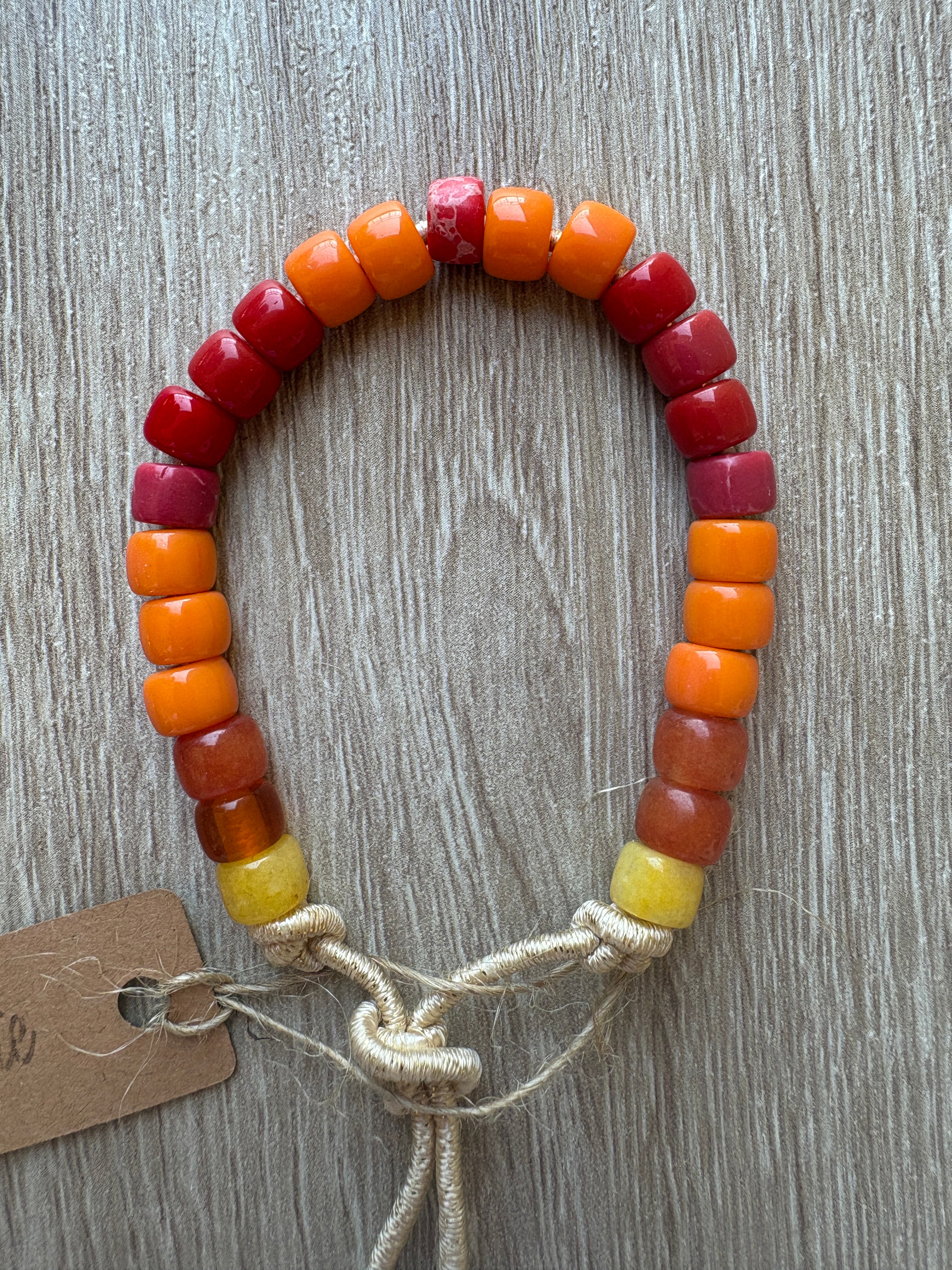 Bracciale con beads colorati