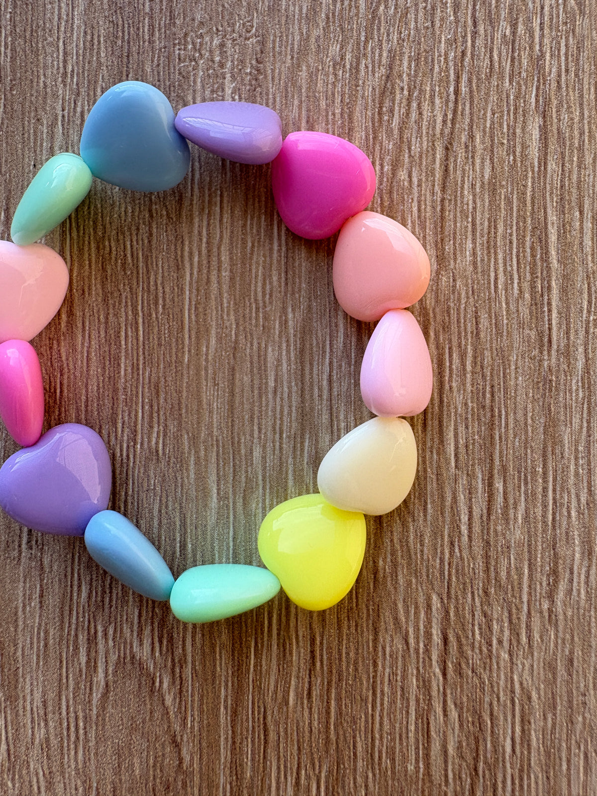 Bracciale cuori resina arcobaleno