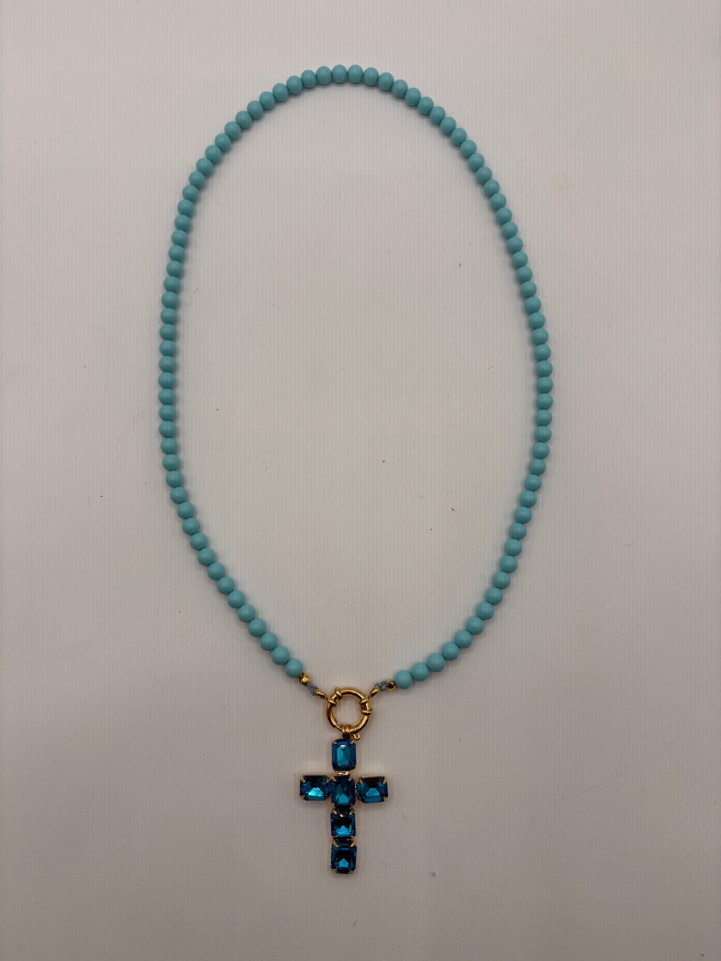 Collana in pasta di turchese con ciondolo a croce di strass