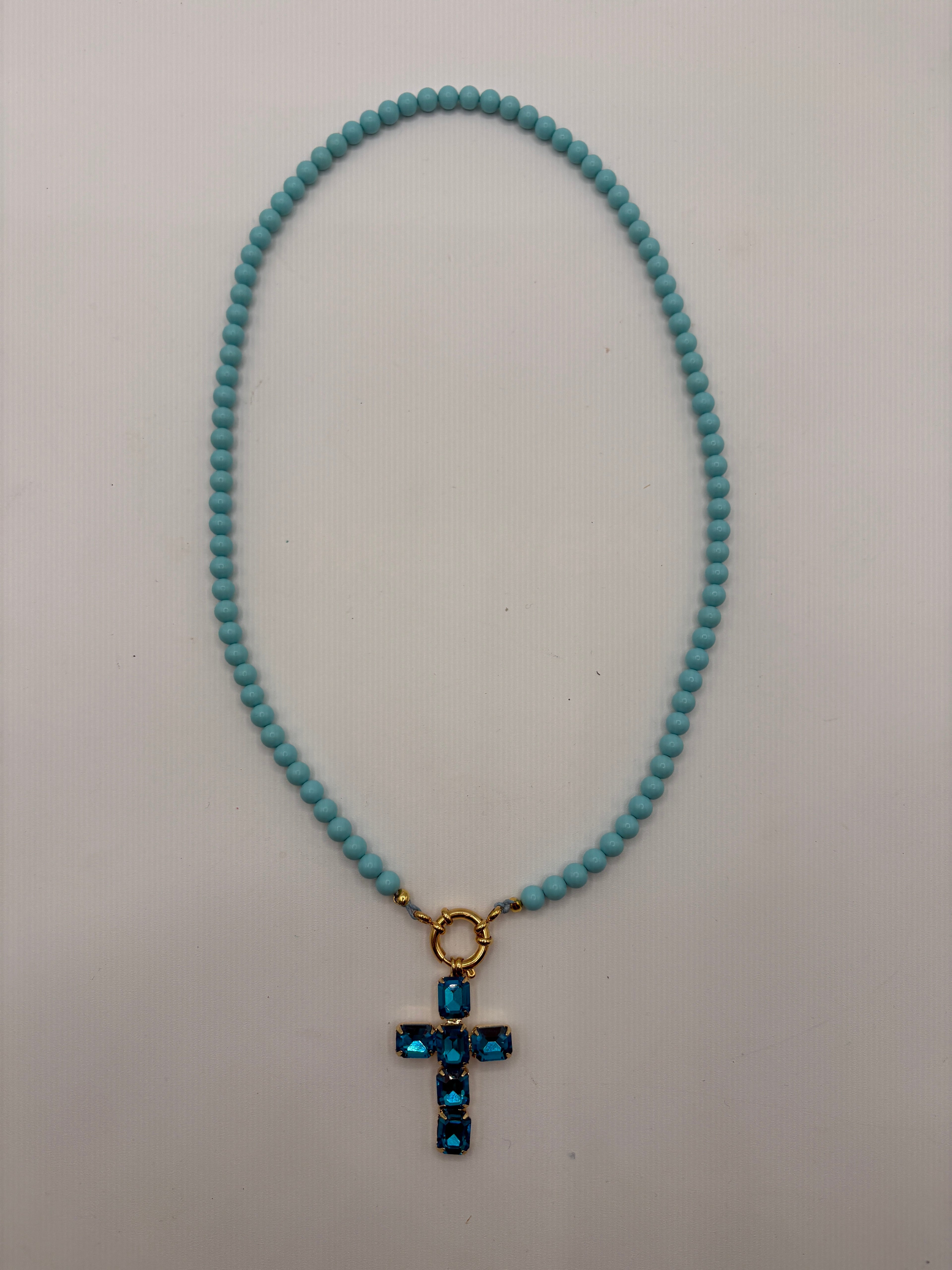Collana in pasta di turchese con ciondolo a croce di strass