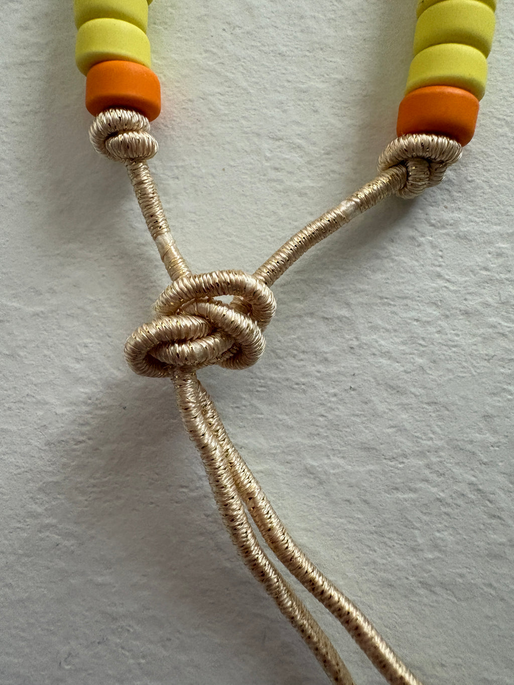 Bracciale con beads colorati