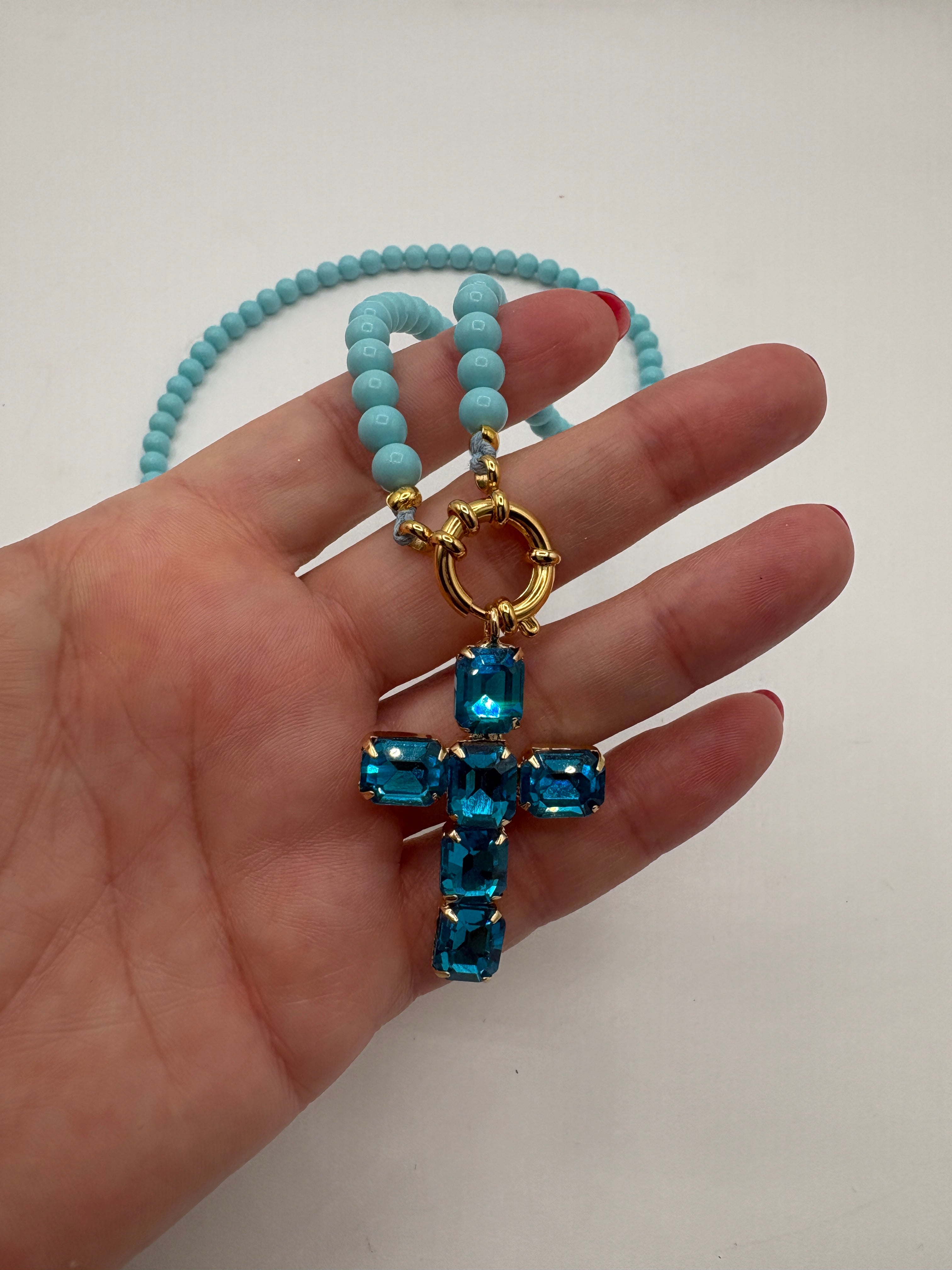 Collana in pasta di turchese con ciondolo a croce di strass