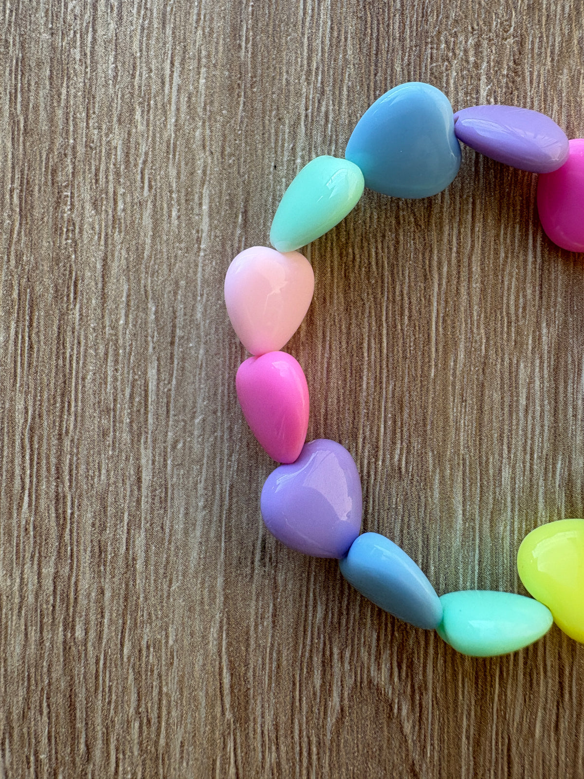 Bracciale cuori resina arcobaleno