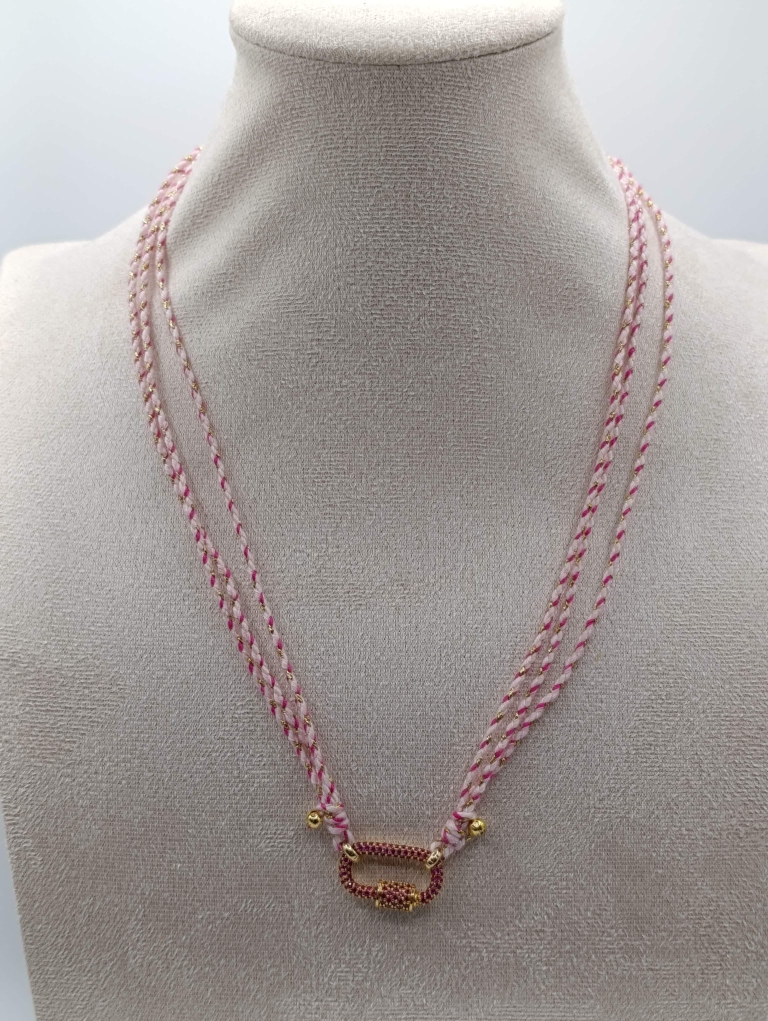 Collana con moschettone e filo colorato