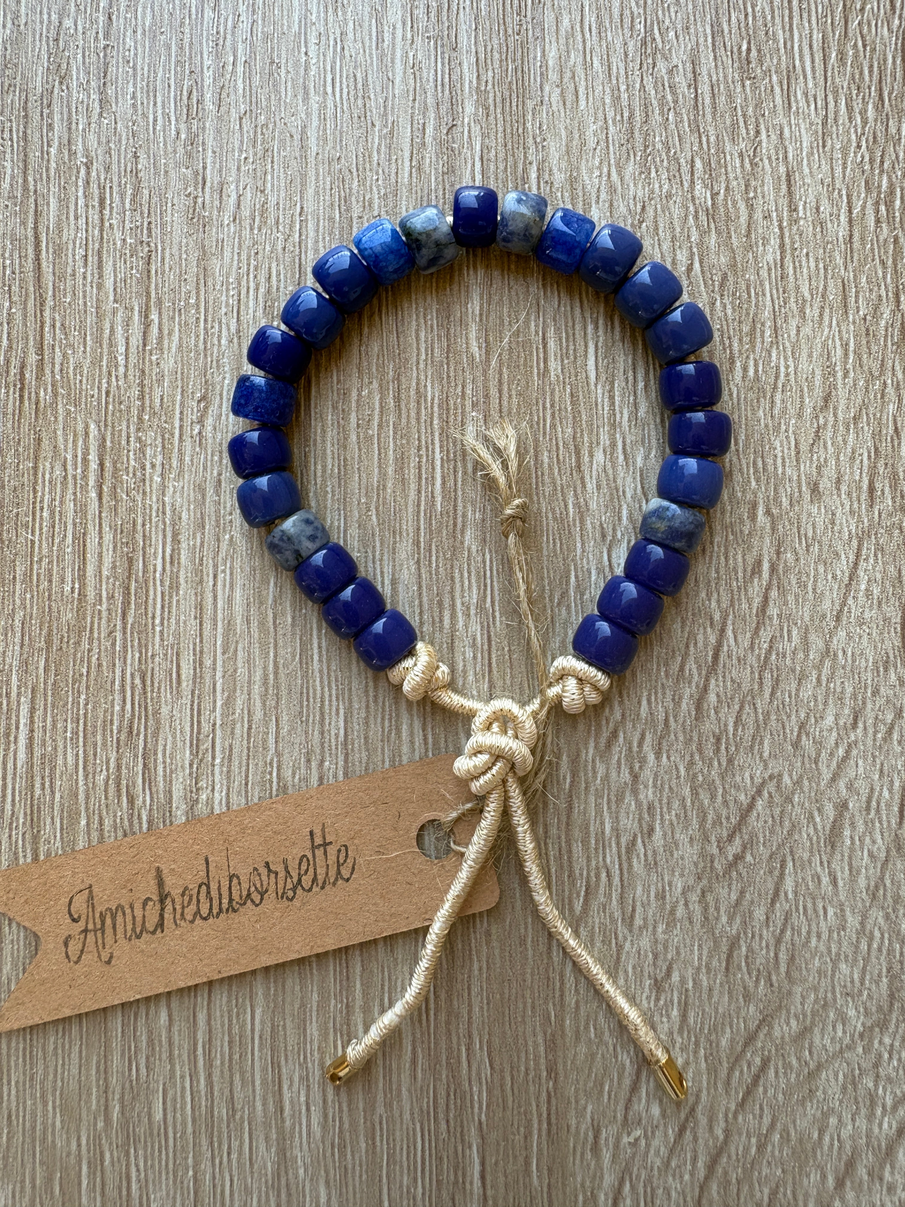 Bracciale con beads colorati