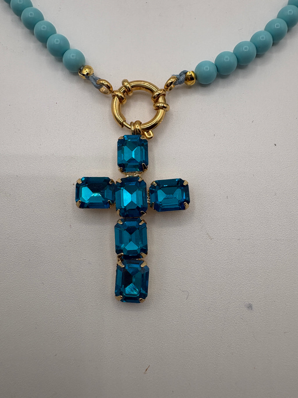 Collana in pasta di turchese con ciondolo a croce di strass