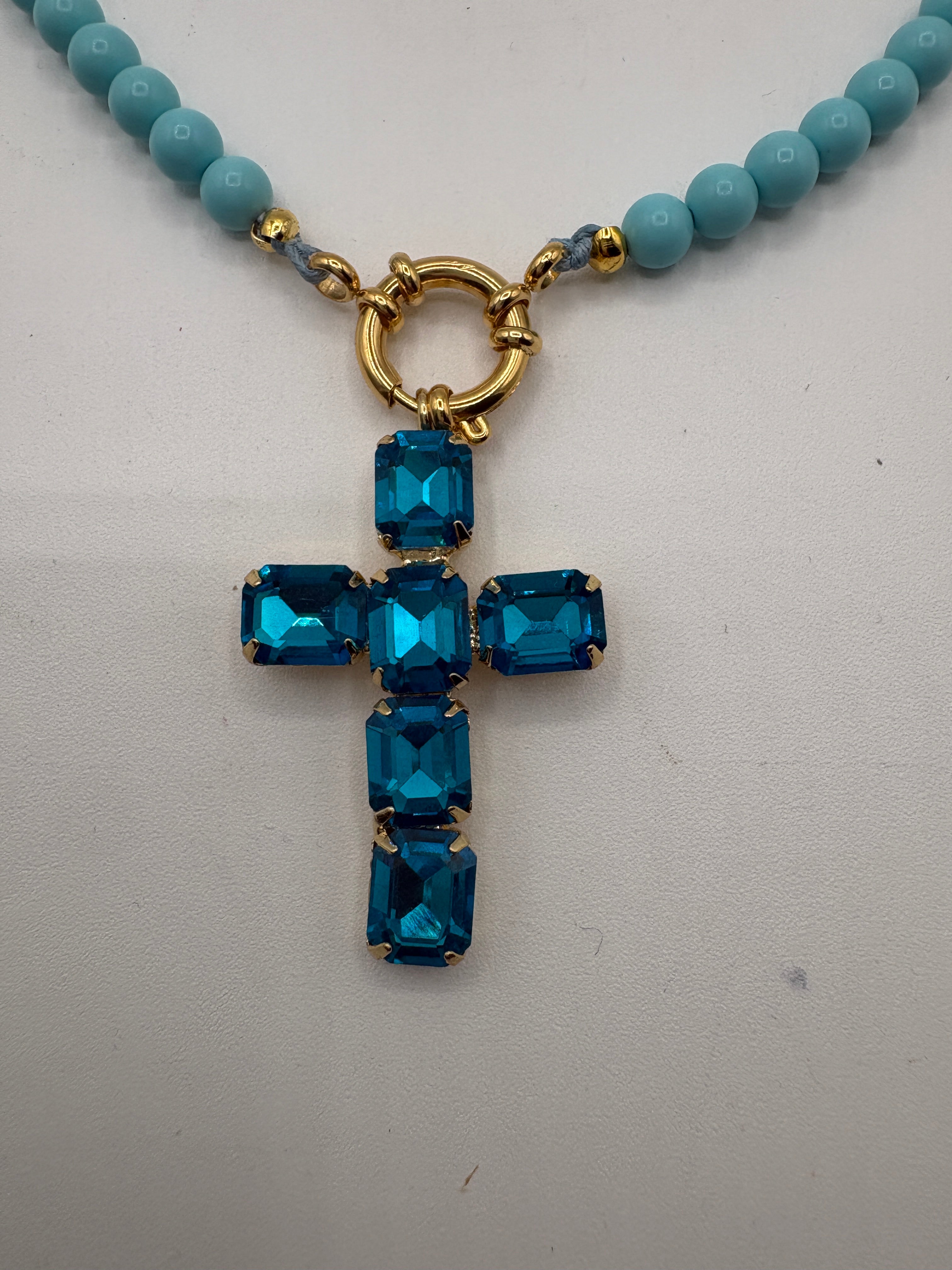 Collana in pasta di turchese con ciondolo a croce di strass