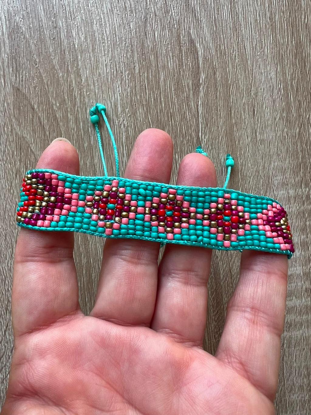 Bracciale perline ricamato