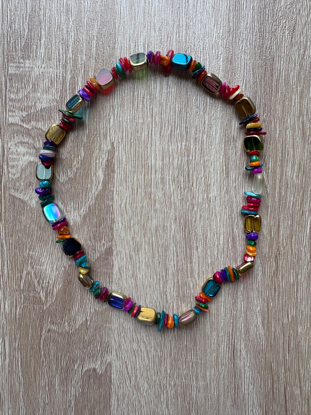 Collana scaglie madreperla e cristalli