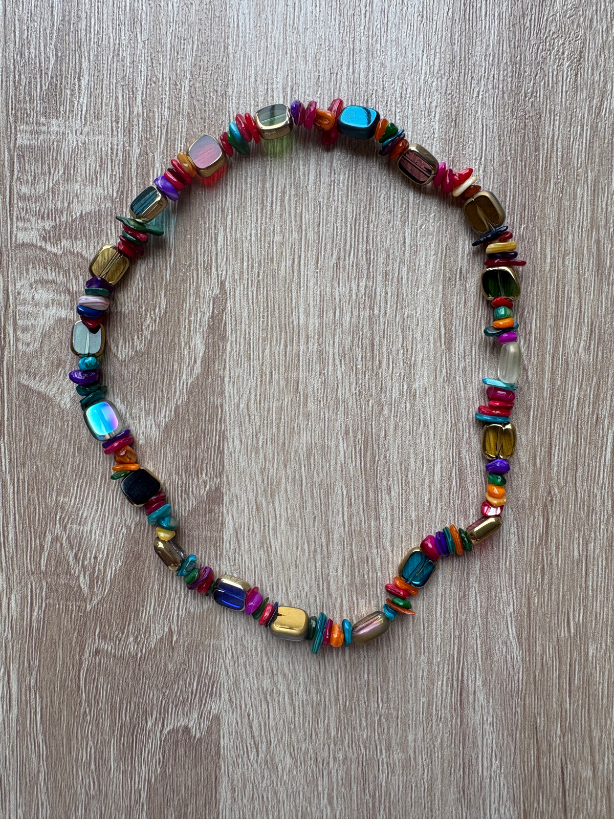 Collana scaglie madreperla e cristalli