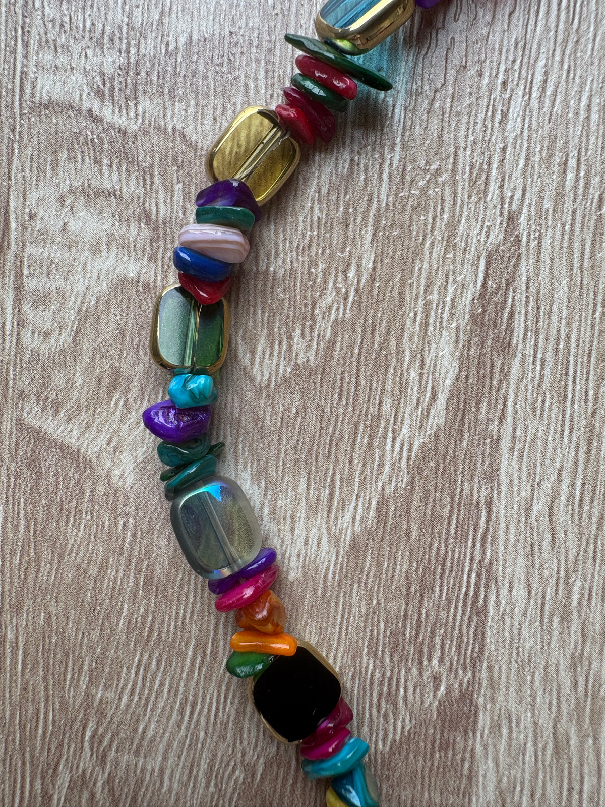 Collana scaglie madreperla e cristalli