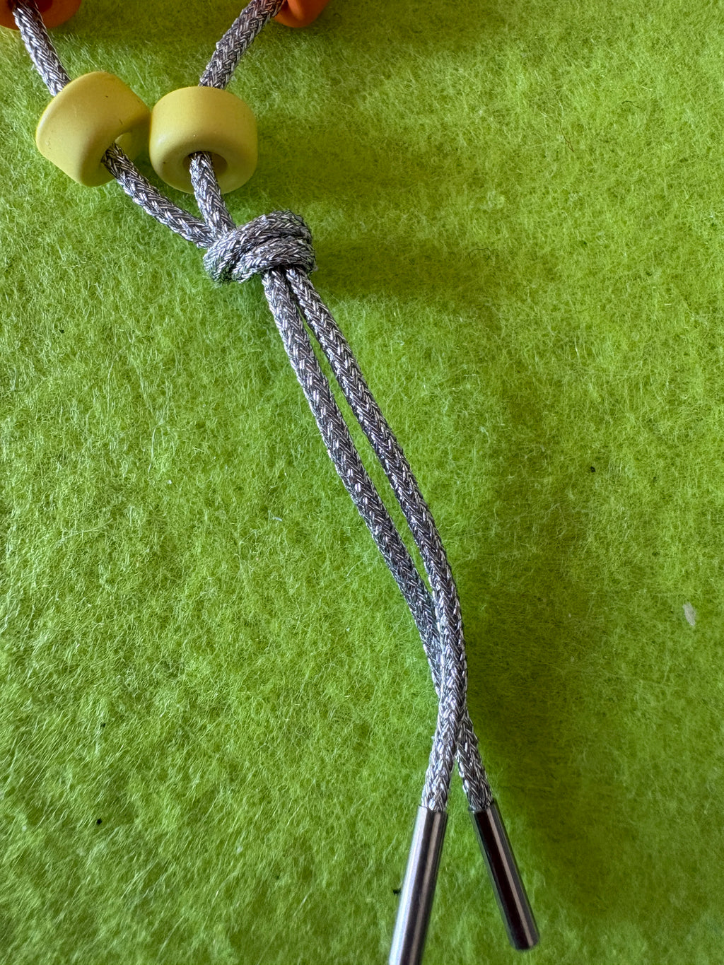 Bracciale con beads colorati