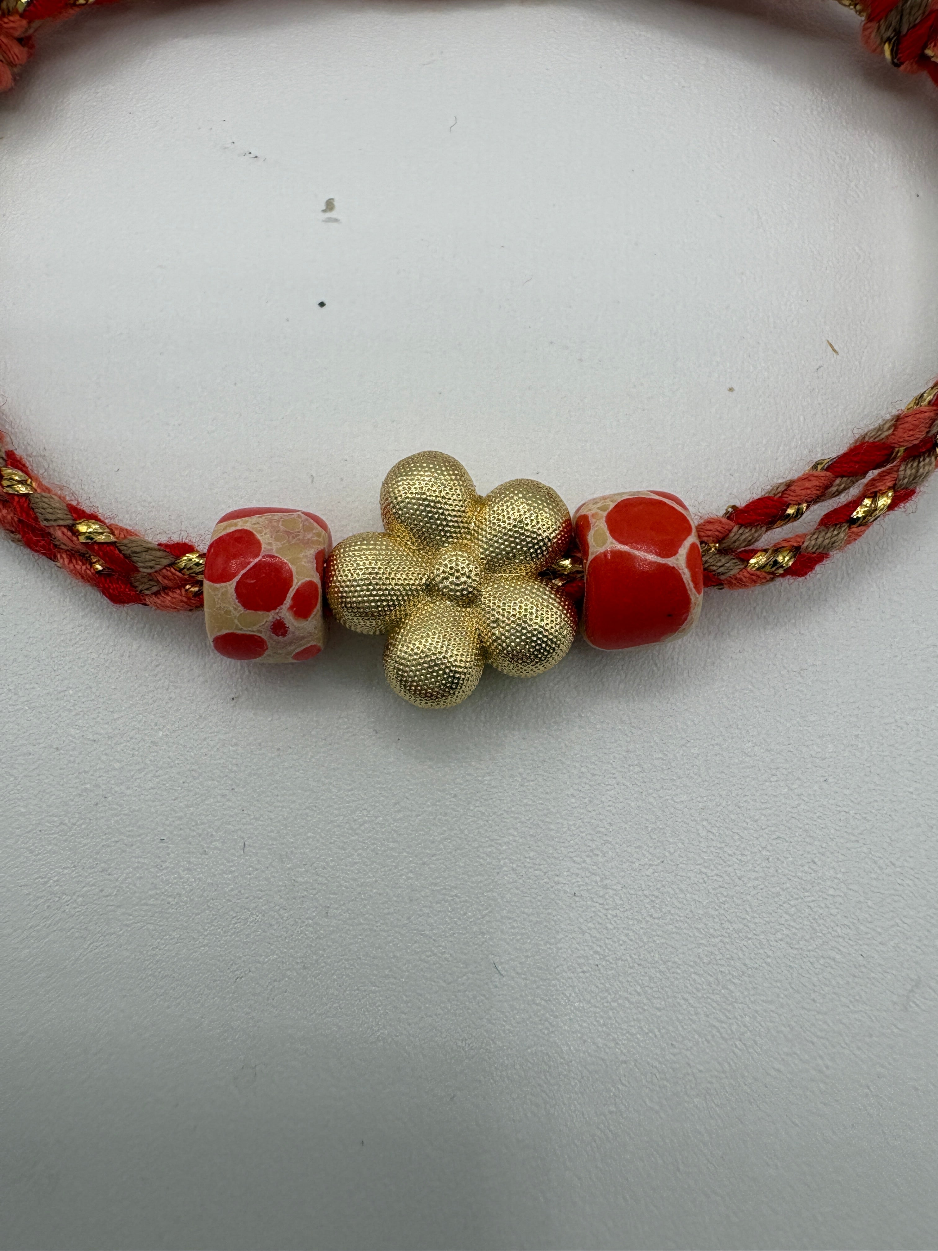 Bracciale beads colorati e fiore dorato centrale