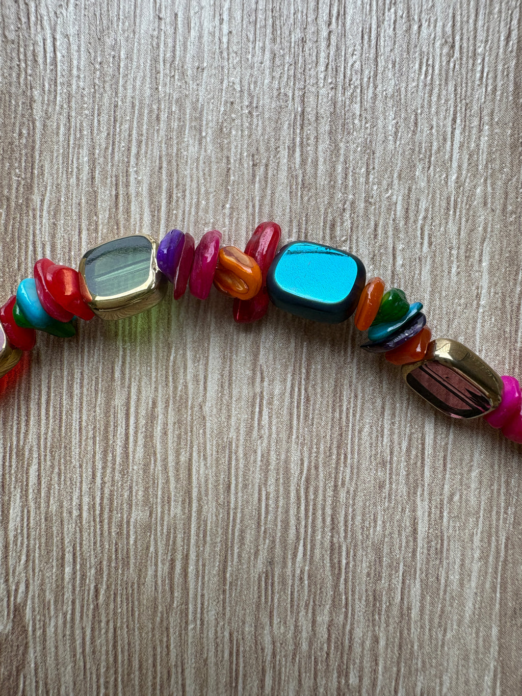 Collana scaglie madreperla e cristalli