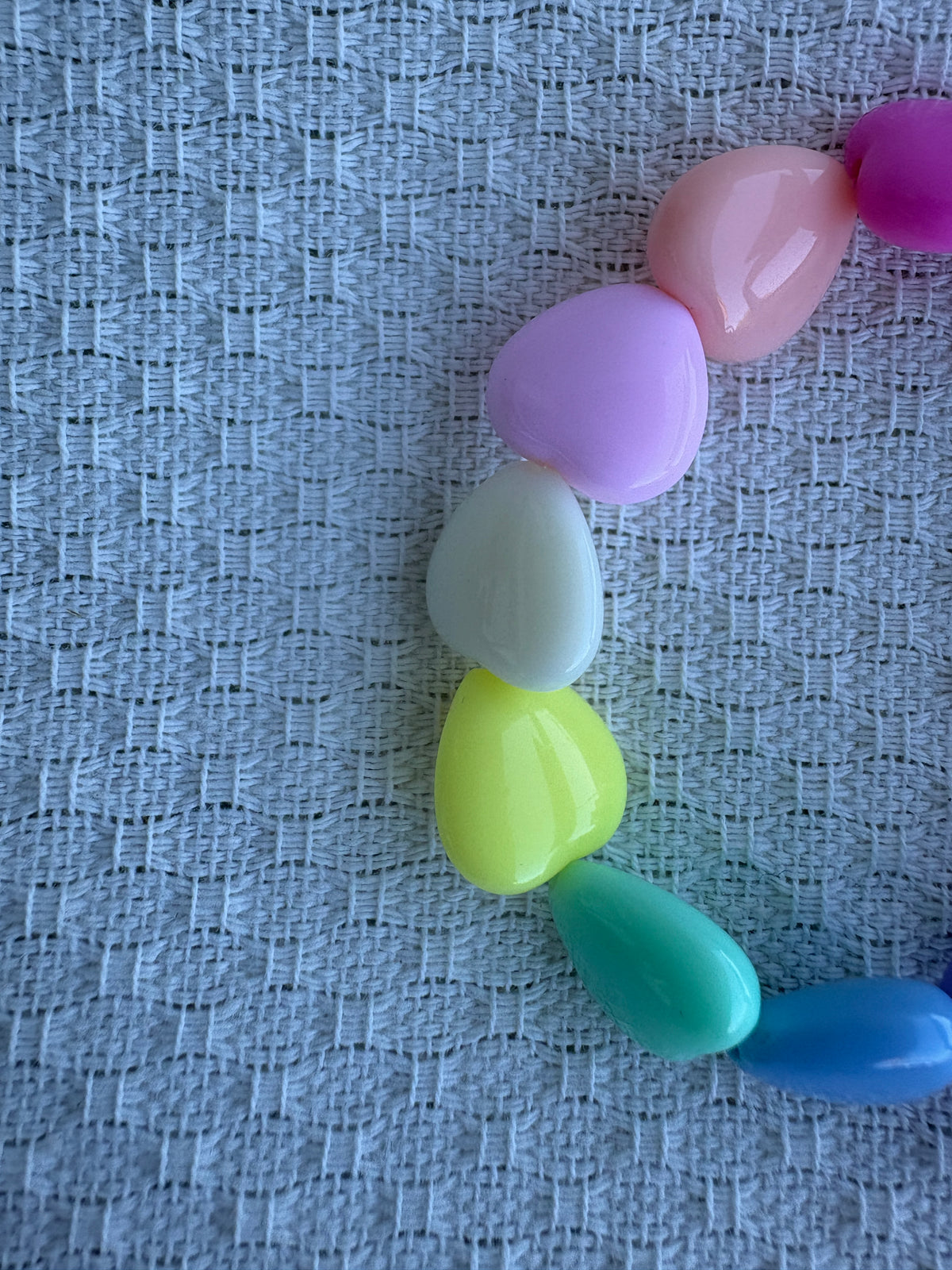 Bracciale cuori resina arcobaleno