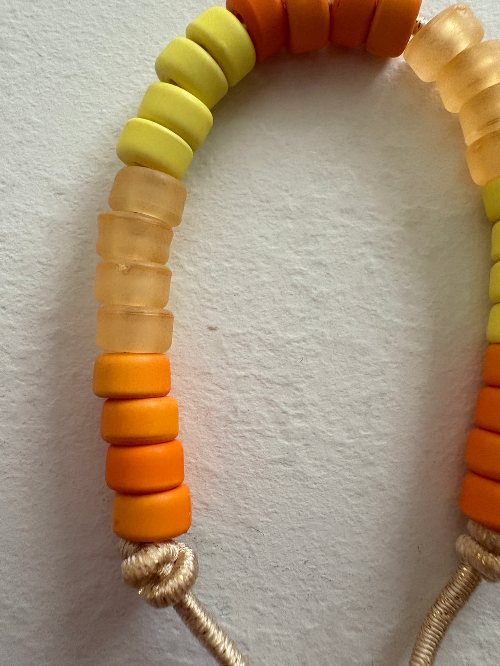 Bracciale con beads colorati